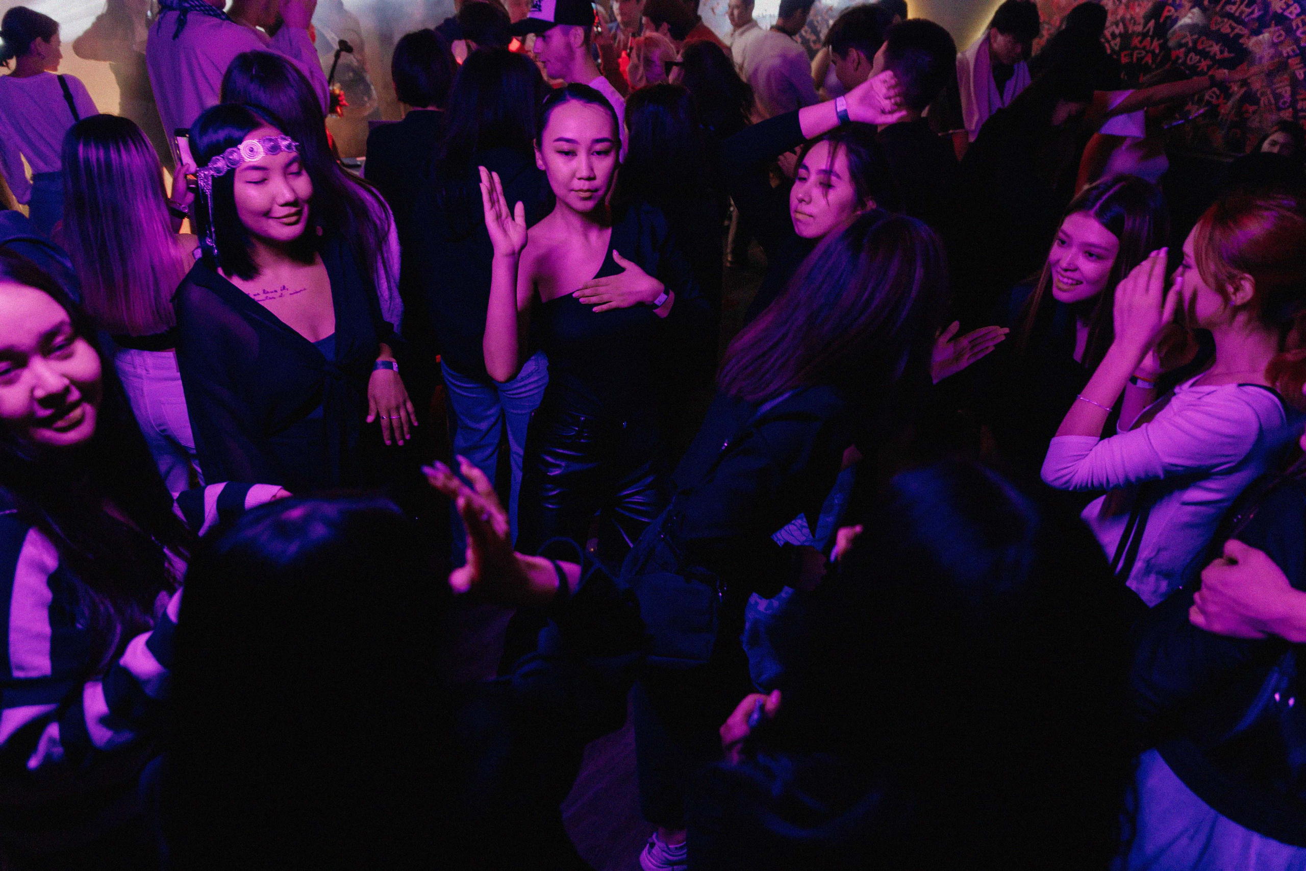 Ночная жизнь / Тематические вечерники. Фотограф в Нур-Султан Лю-Гуной Руслан