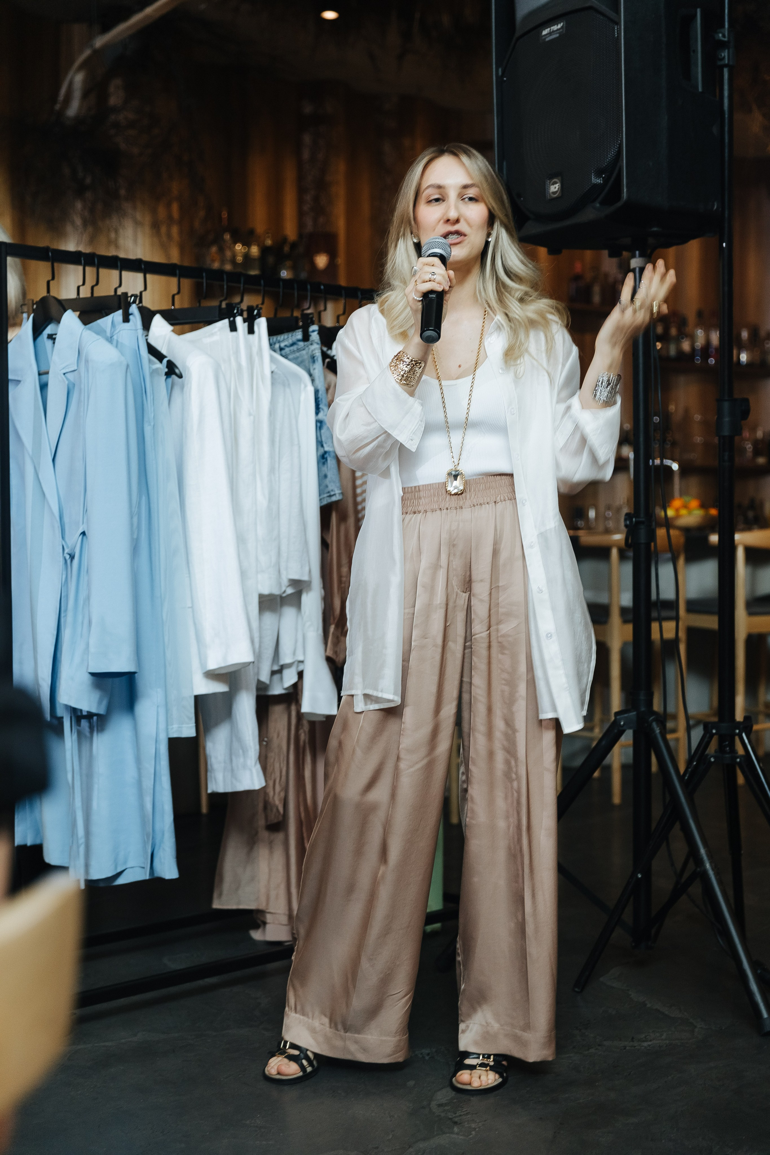 Презентация открытия магазина женской одежды GLVR в ресторане Fresco. Фотограф в Красноярске Надежда Воскресенская