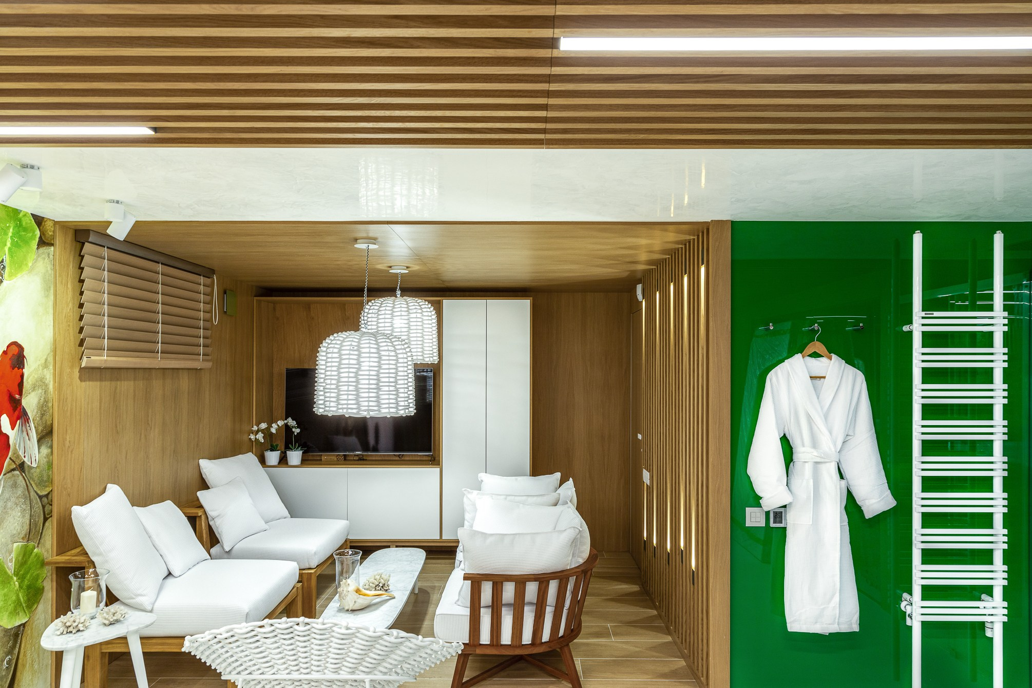 Пространство сауны с рейками на потолке и белым халатом.