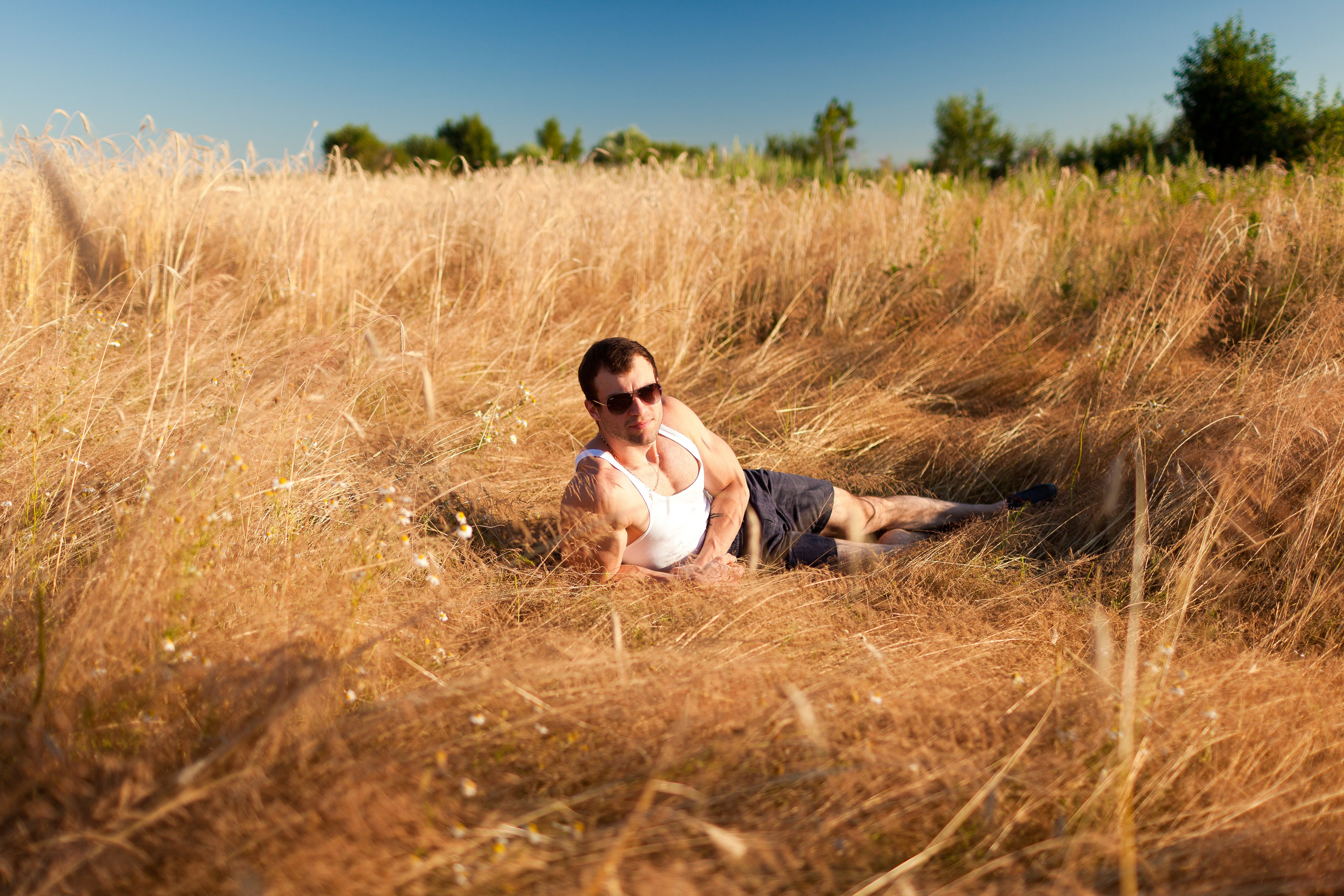 Алиса и Сергей, история в полях. Фотограф Денис Гавриленков в Москве