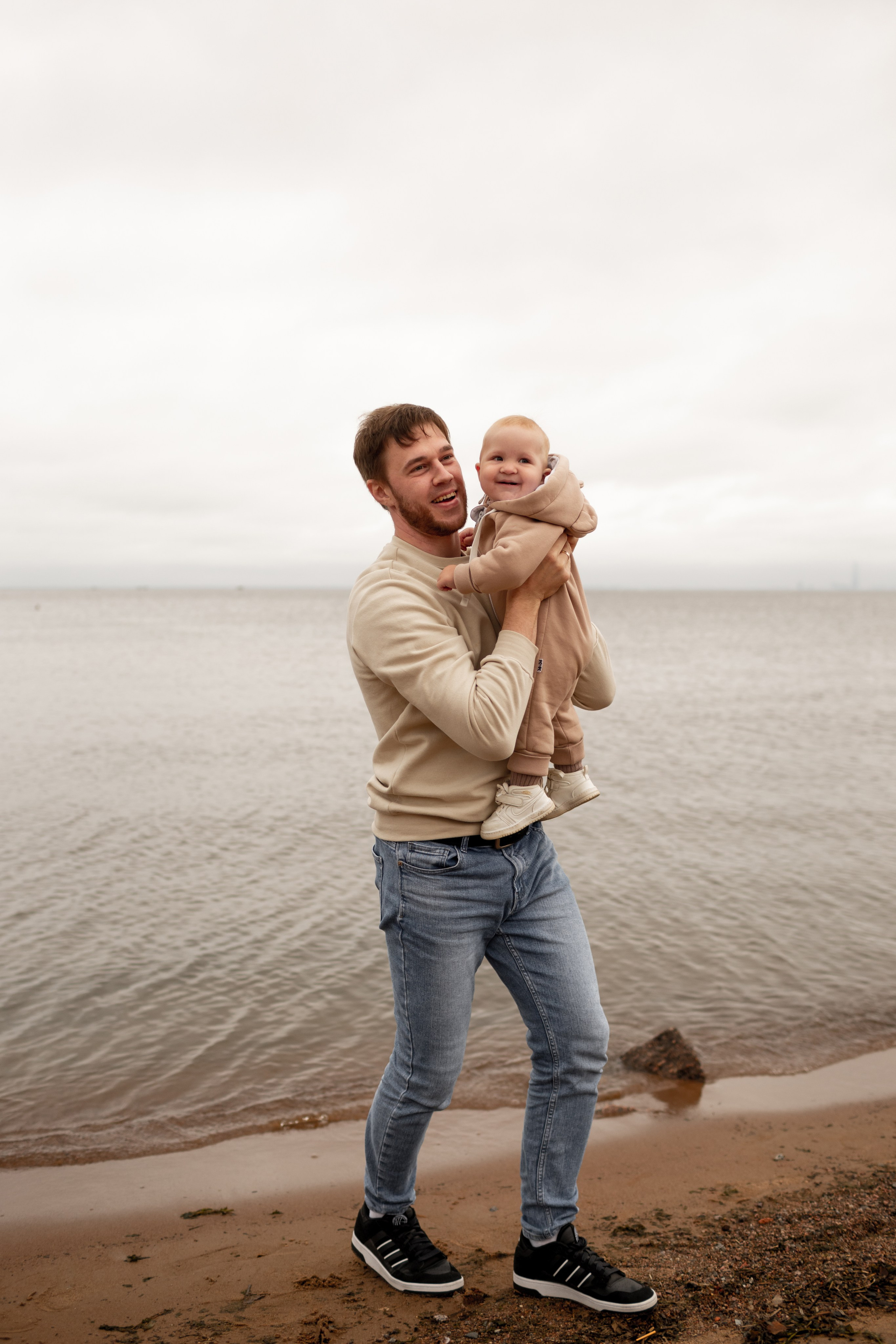 Семейная фотопрогулка на пляже. Свадебный фотограф Кирилл Белый