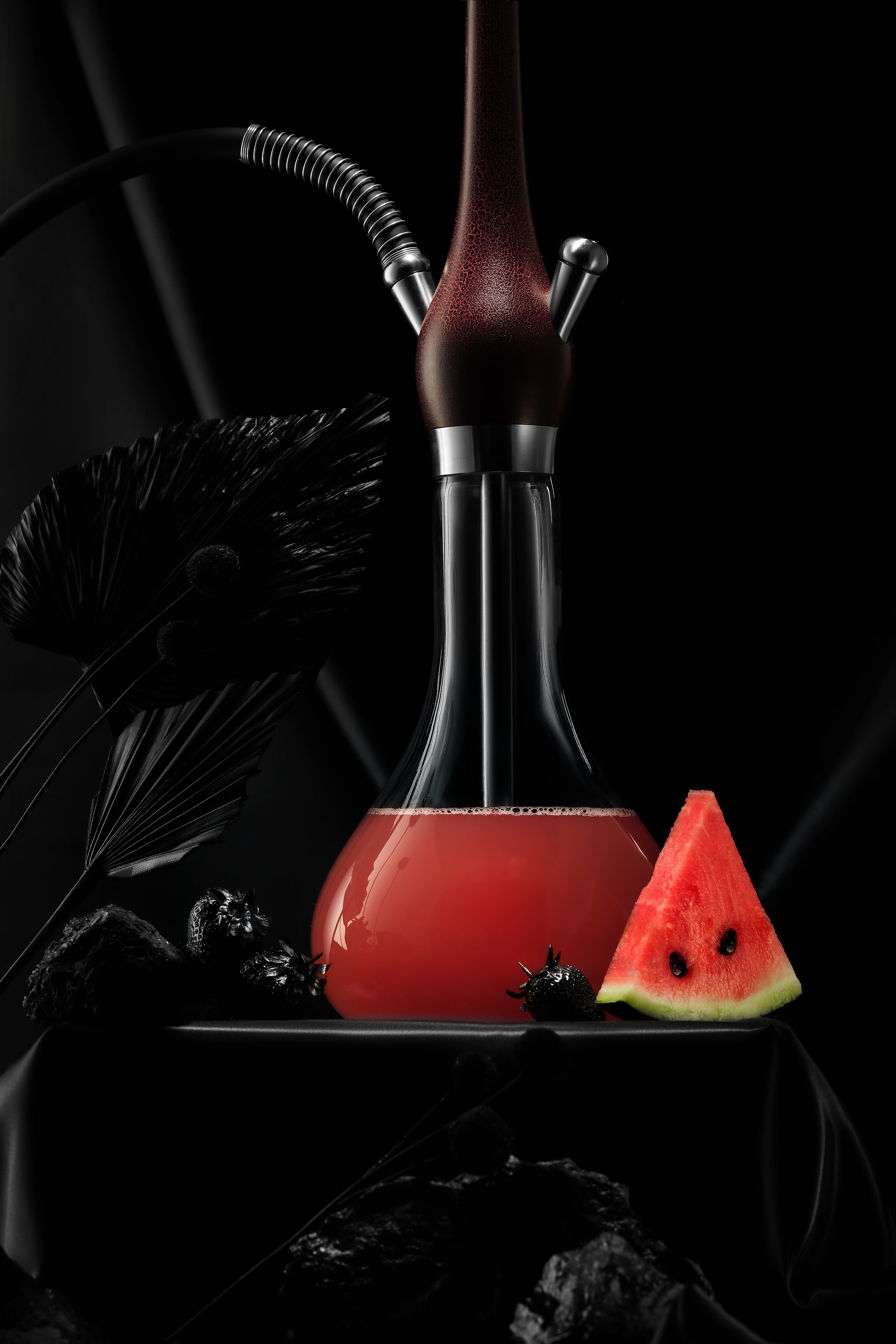 Профессиональная предметная фотосъёмка кальяна с арбузом, красный цвет колбы на чёрном фоне, динамичная композиция, для интернет-магазинов и рекламных материалов.