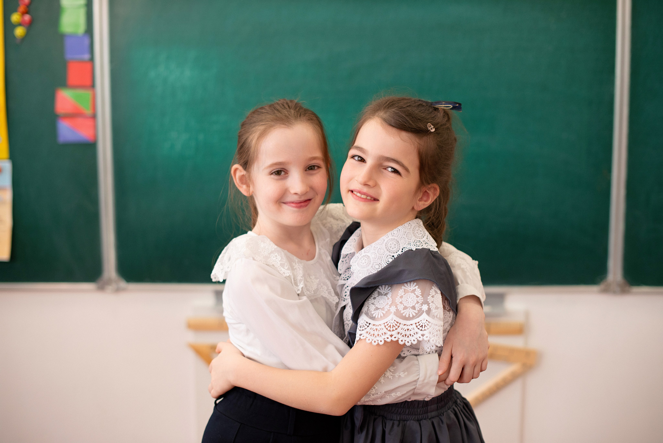 Профессиональная фотография ученика средней школы города Сургут, качественная съемка для школьного альбома, выпускник 2026 года.