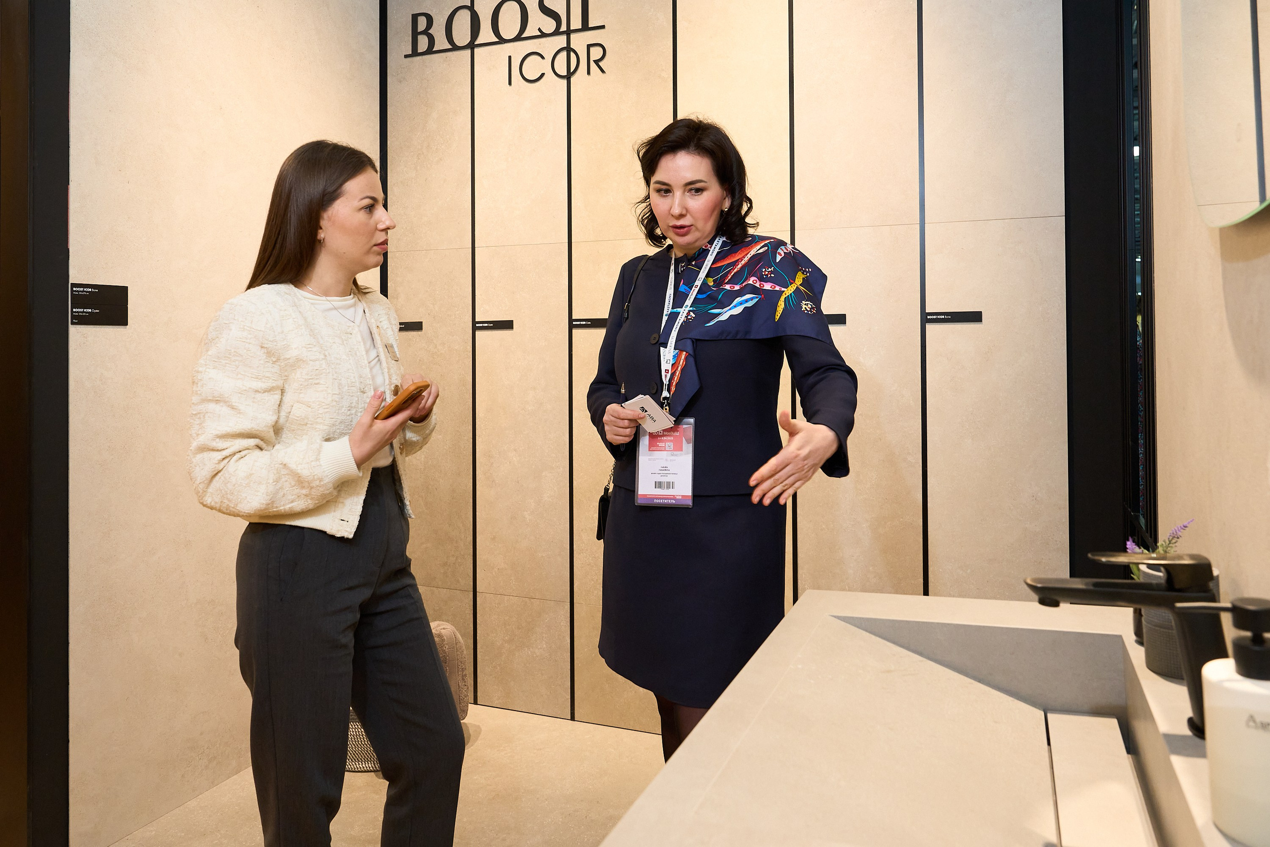 Фотография работы менеджера с клиентом на выставке дизайна интерьеров 