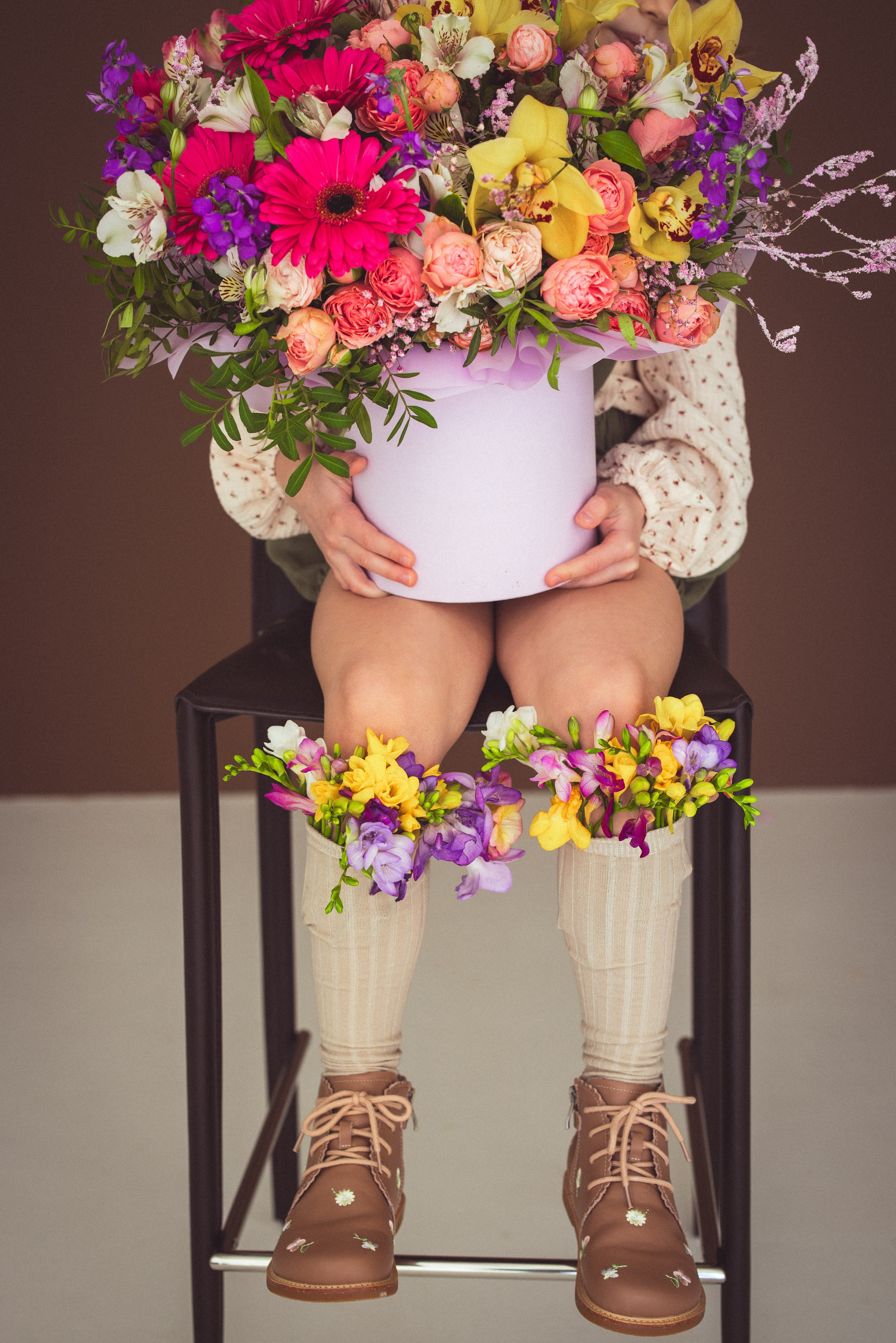 Фотосессия с ярким букетом цветов к 8 марта, 2024 г. Семейный и детский фотограф в Краснодаре Анна Трашкова
