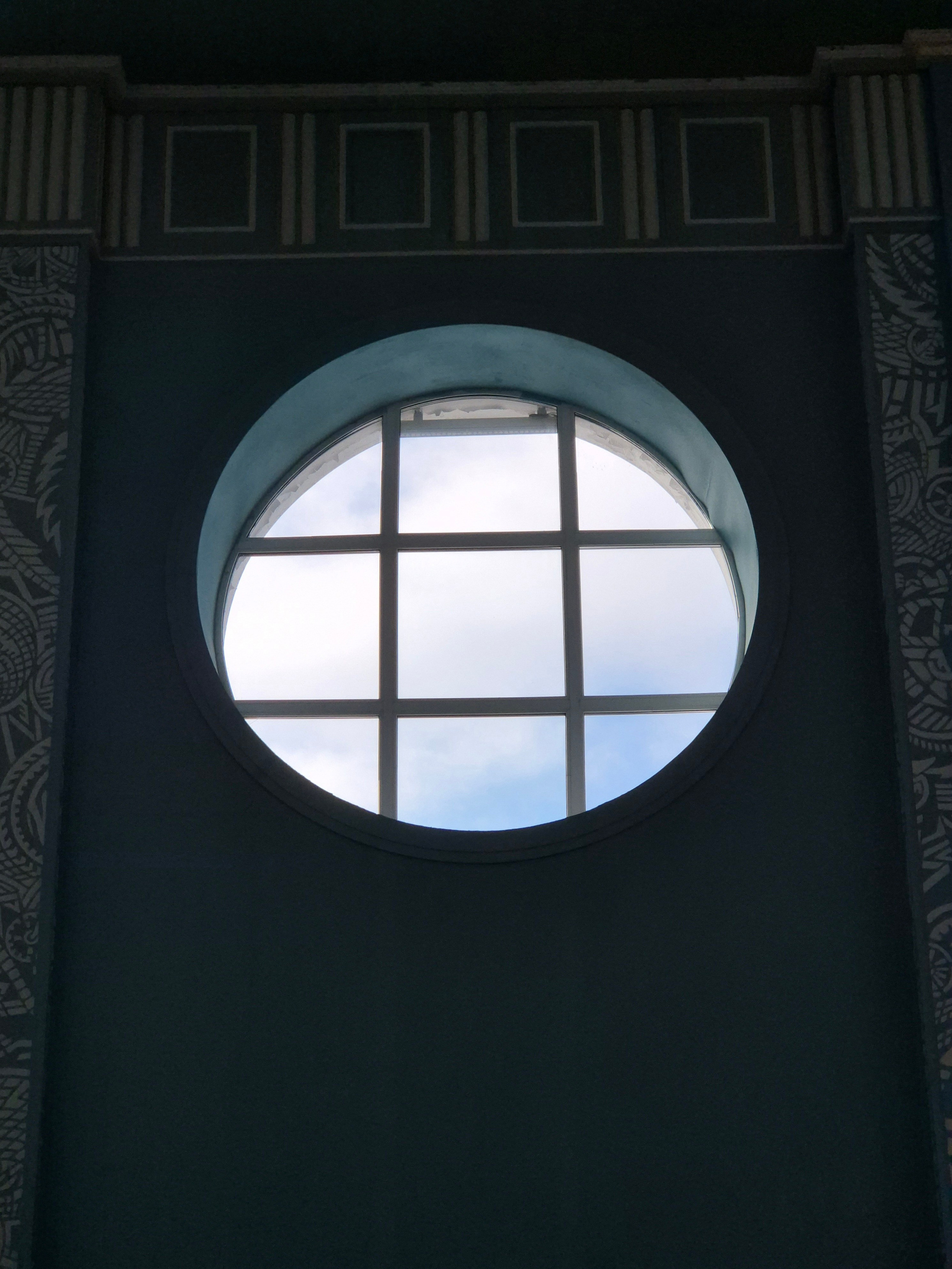 И вокзал - лицо города, которое формирует первое ощущение от города - ухоженный, современный, опрятный