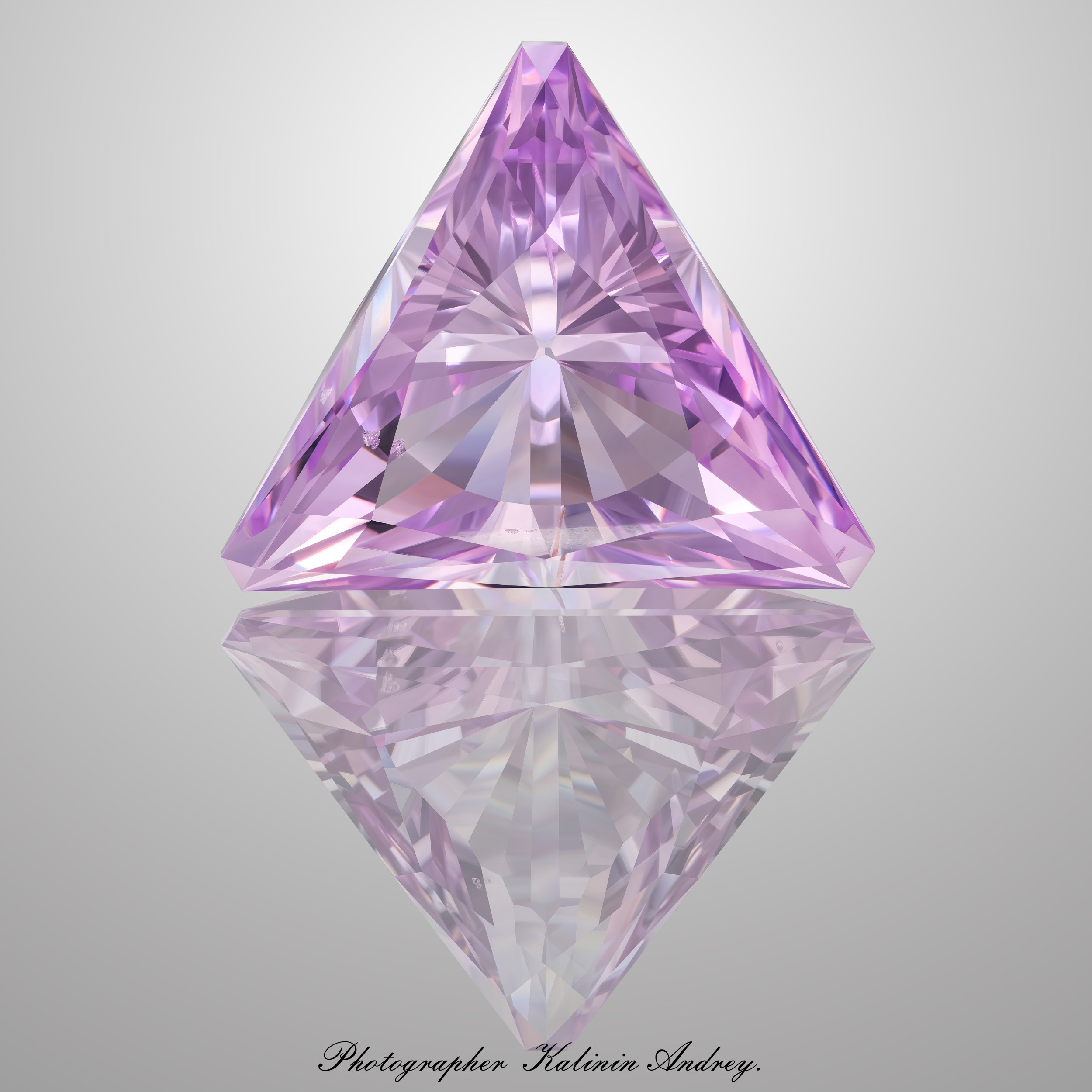 В Москве можно заказать фотосъёмку драгоценных камней. Для каталогов и полиграфии можно  позвонив по телефону +7 966 003-13-07. Высококачественная профессиональная рекламная фотосъёмка ювелирных украшений, драгоценных камней в Москве. Обучение, консультация