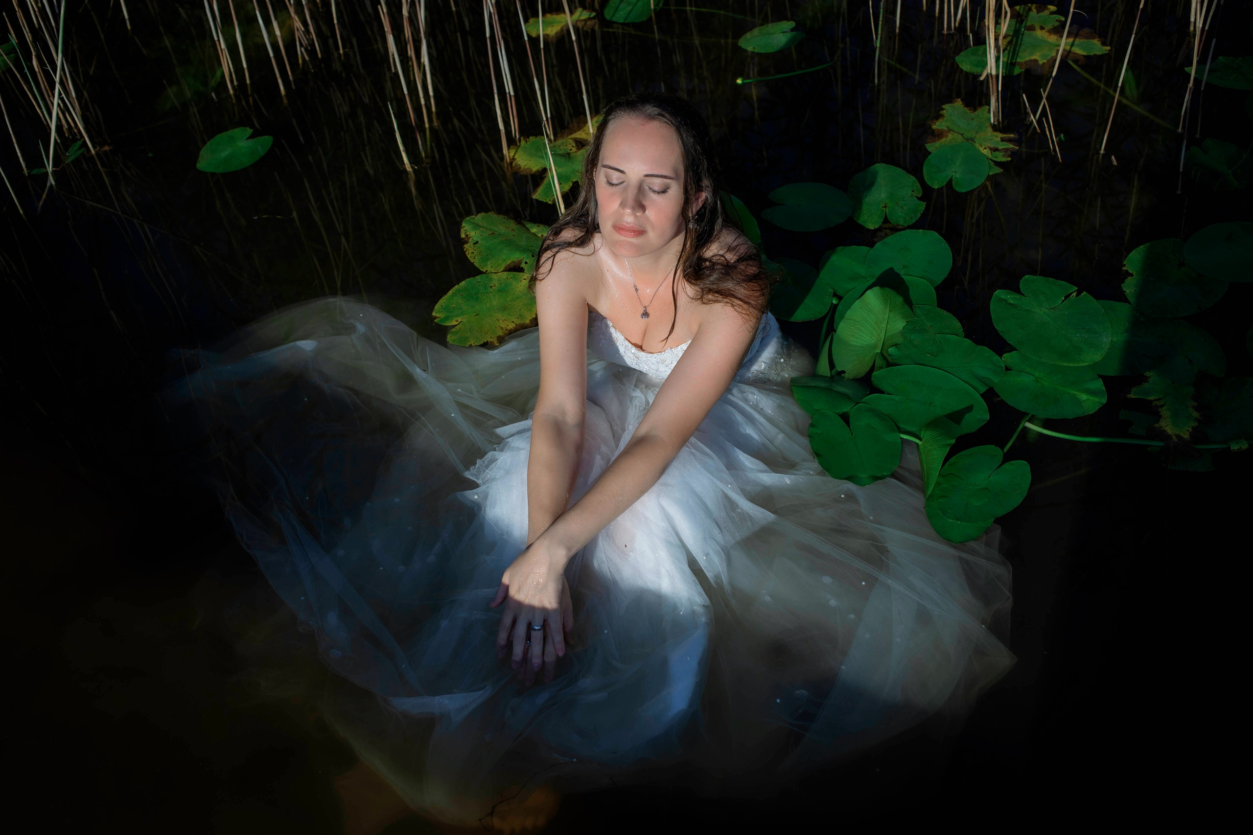 Вторая жизнь свадебного платья: фотосессия на озере под Санкт-Петербургом. Портретные фотосессии, контент-съемки, репортаж