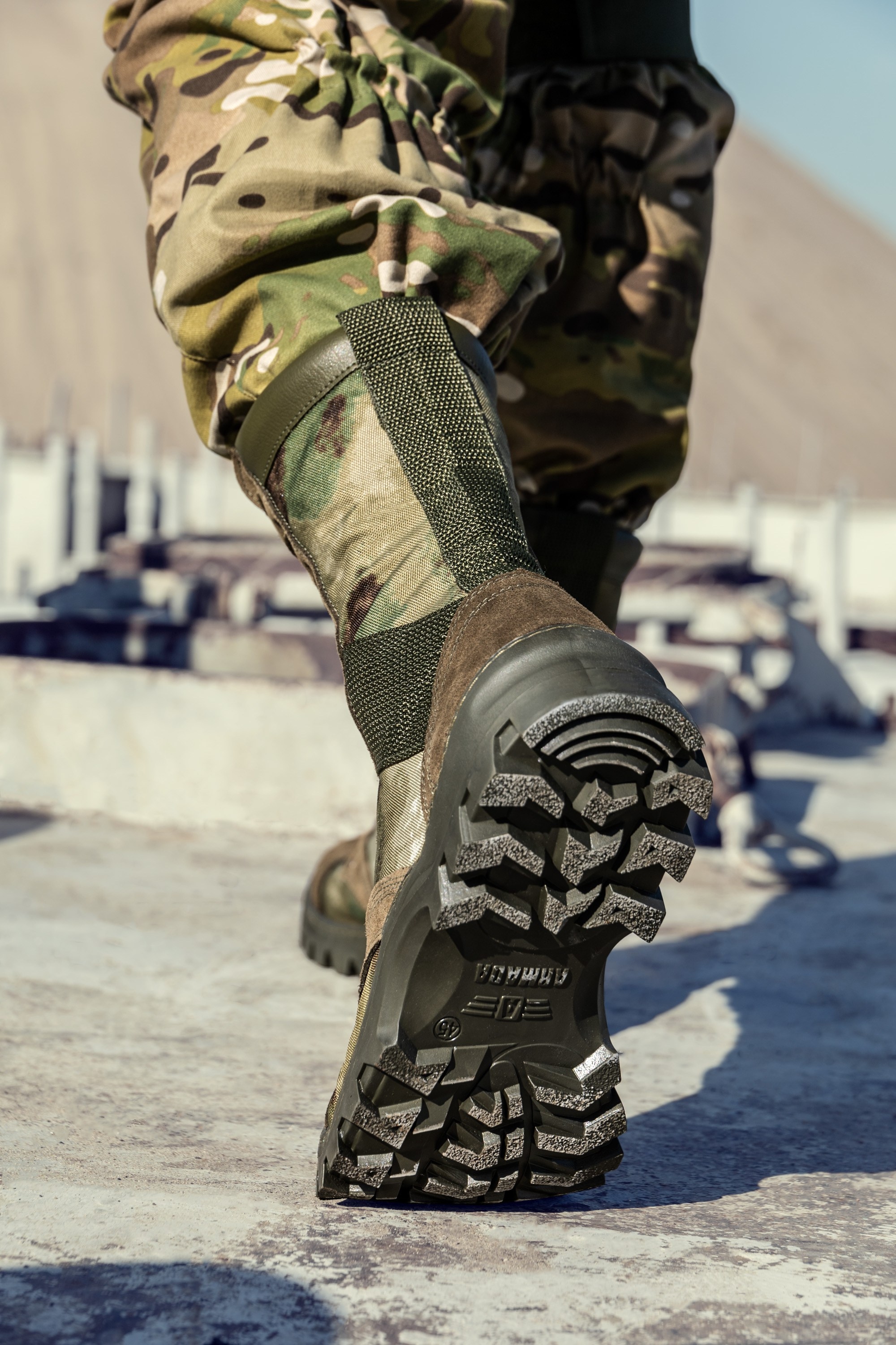 Камуфляжные берцы на модели в полевых условиях | Фото для военного магазина