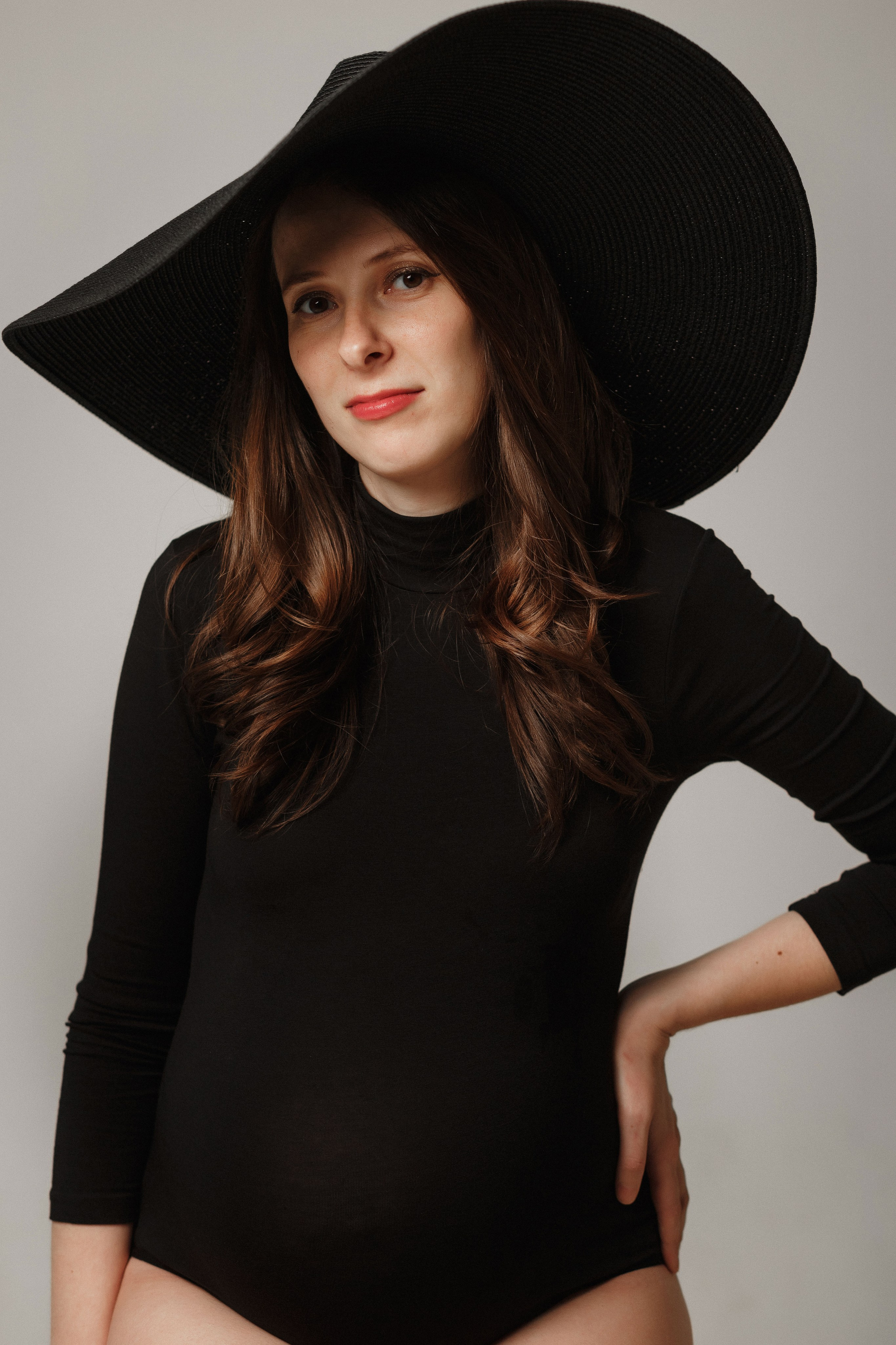 Дина и Толик в объятиях света и тени фотостудии Таганрога. Свадебный и семейный фотограф в Таганроге Бакарюк Антон