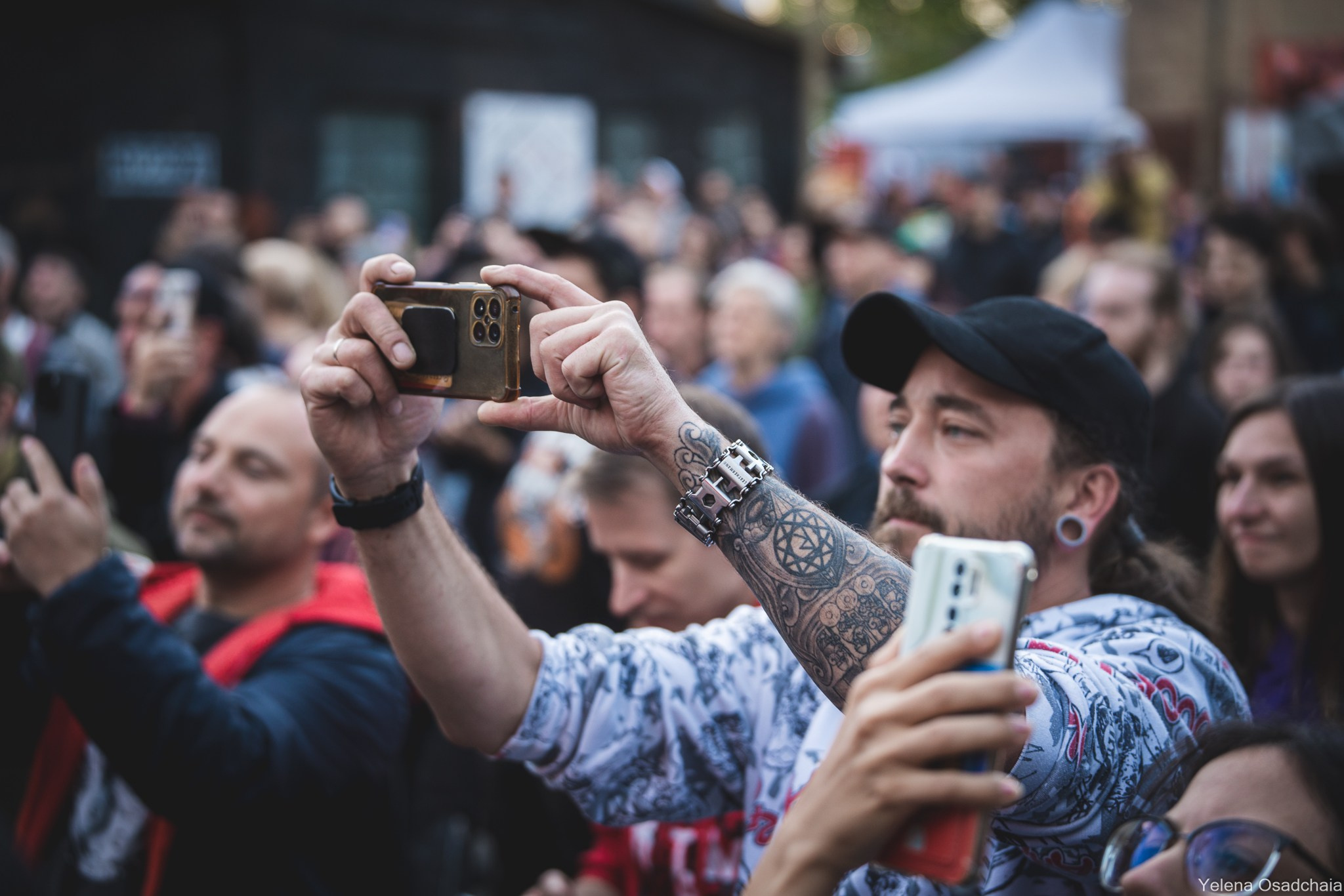 Живой 2025 — День 1. Елена Осадчая — фотографирую музыку на сцене и в жизни