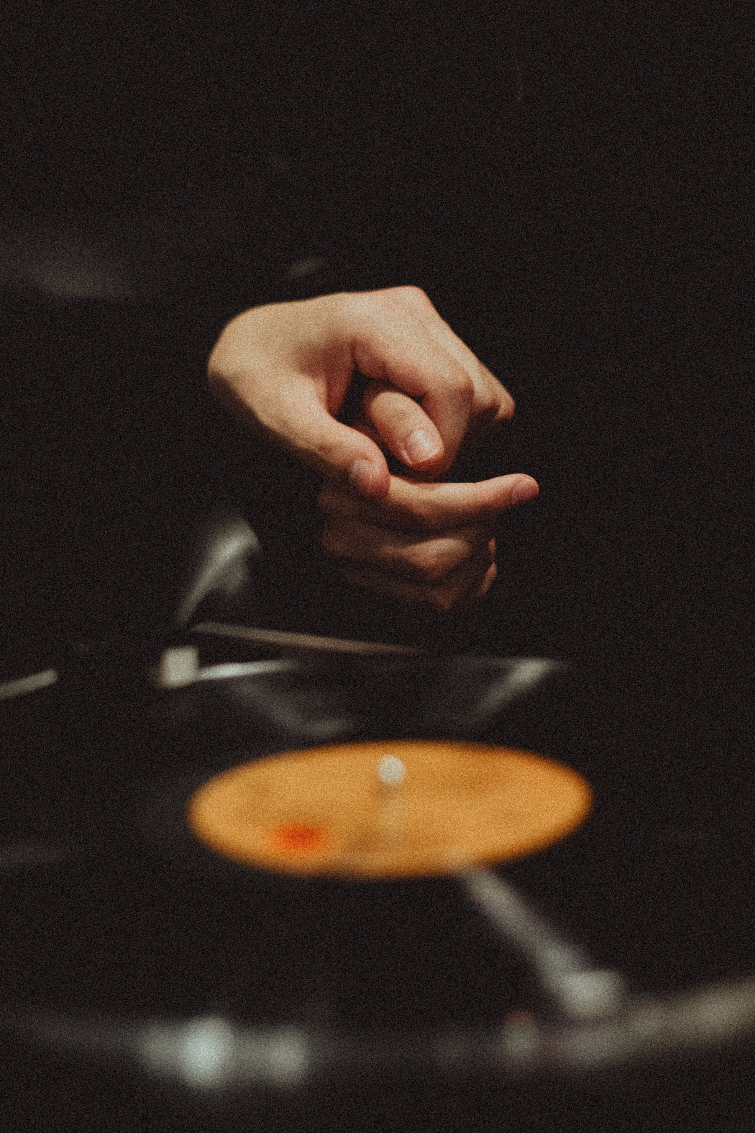 Парная ретро фотосессия в магазине с виниловыми пластинками