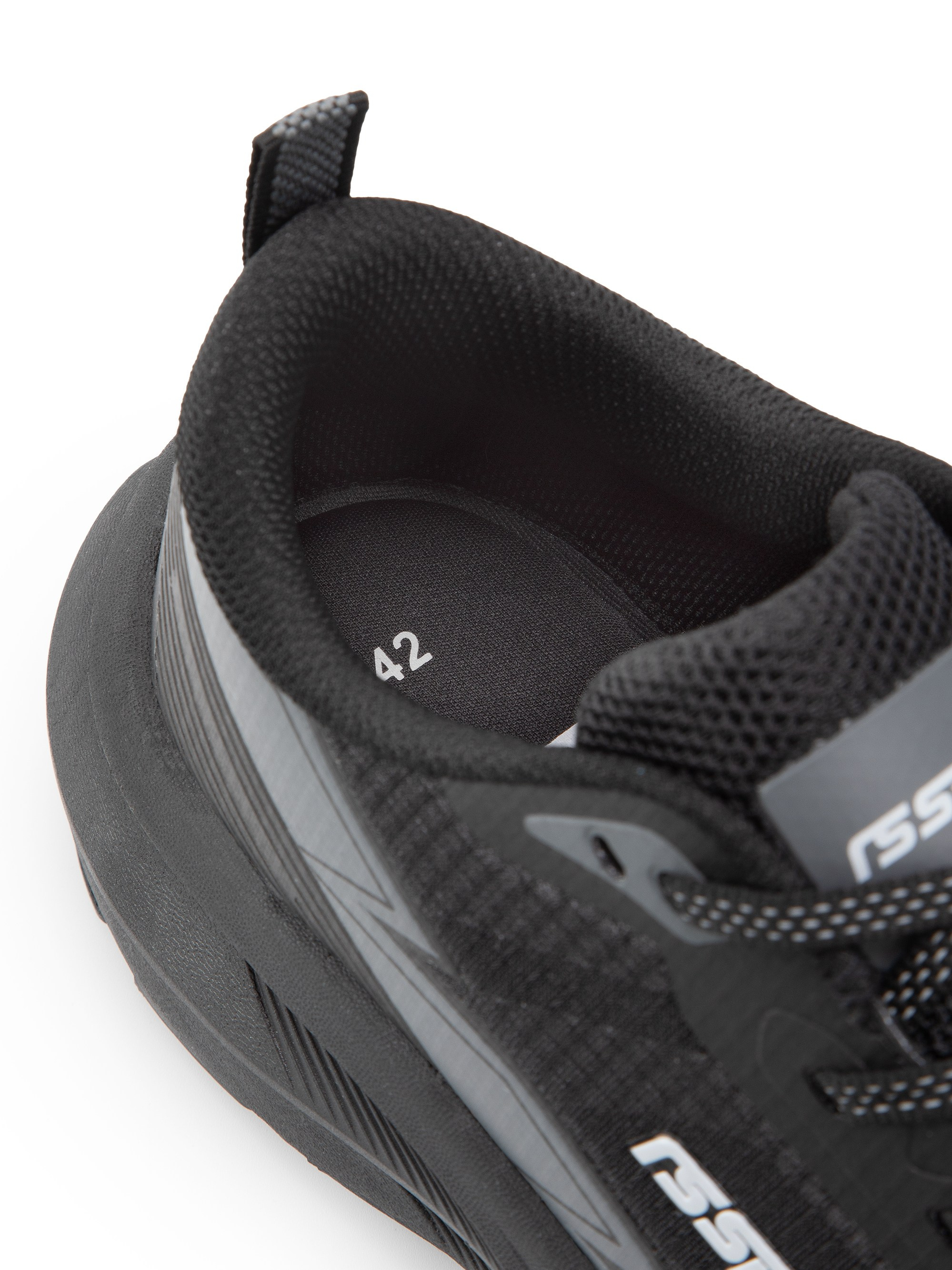 Каталожная фотография обуви. Фотограф в Москве Егор Гончаров