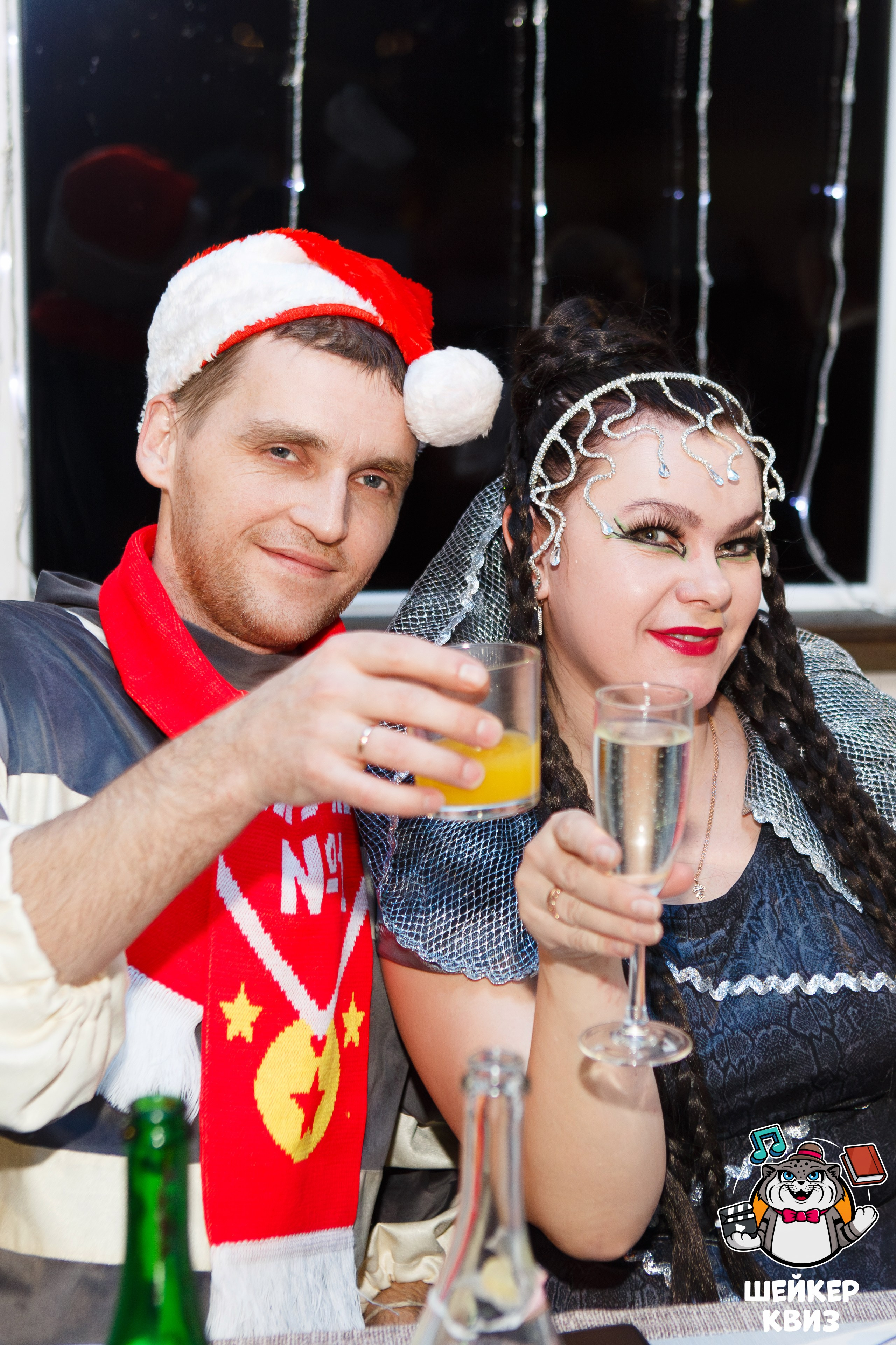 Фотосессия новогоднего квиза: команда в праздничных костюмах