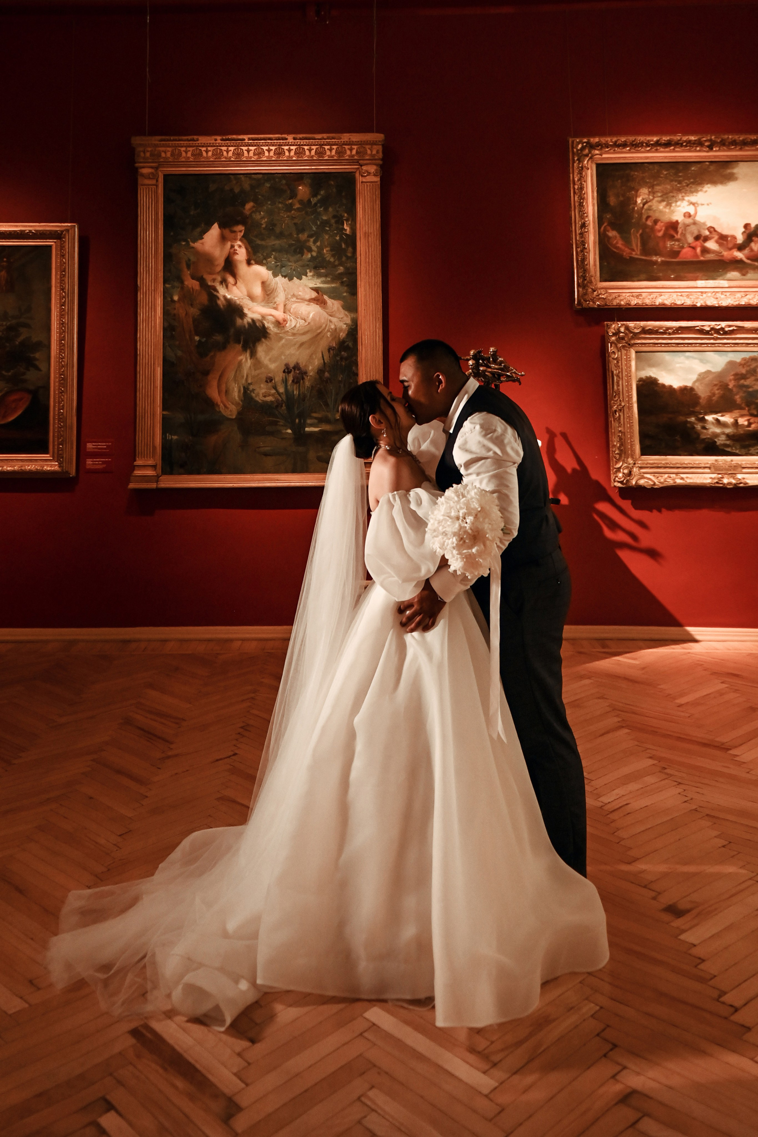 Небольшая свадебная серия в музее и прогулкой под дождем Эльмиры и Ризата. Свадебный, семейный, детский, контент фотограф в Омске Максим Ильин