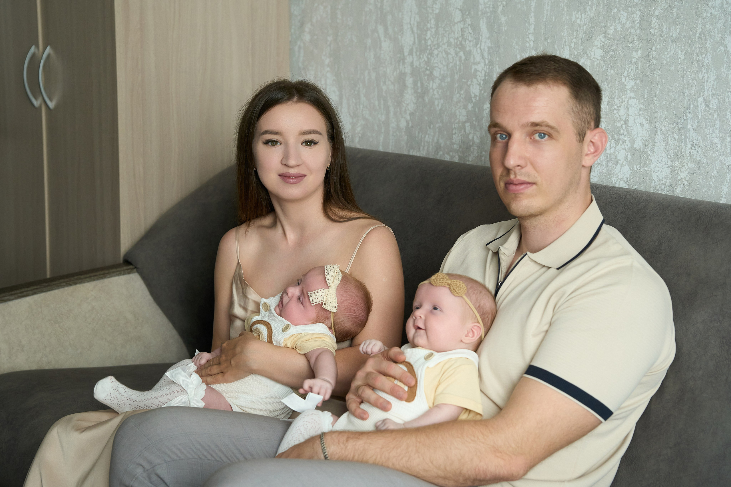 Домашняя фотосъемка для малышек Майи, Миры и их семьи. Фотограф из Владивостока Юлия Черепова