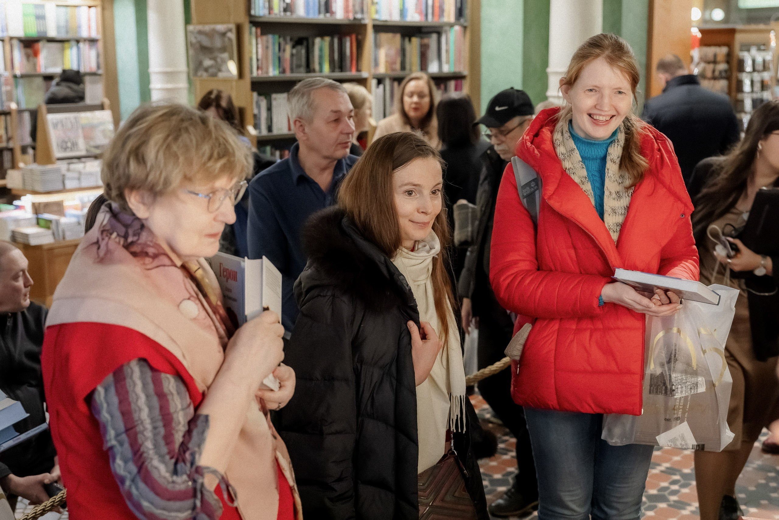 Фоторепортаж с презентации книги «ПоэZия русской зимы» в Доме книги. Репортажный фотограф Москва Сергей Мирошников