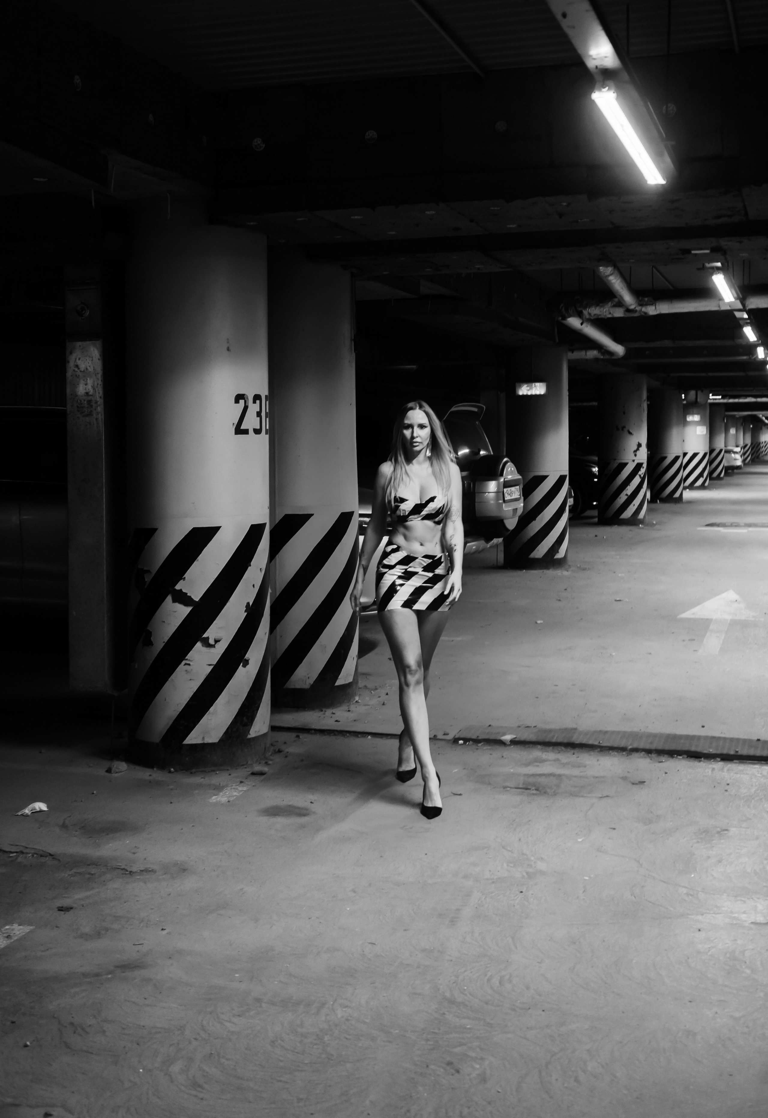 Съемка на парковке — модель Дина. Фотограф Москва и Видеограф Москва