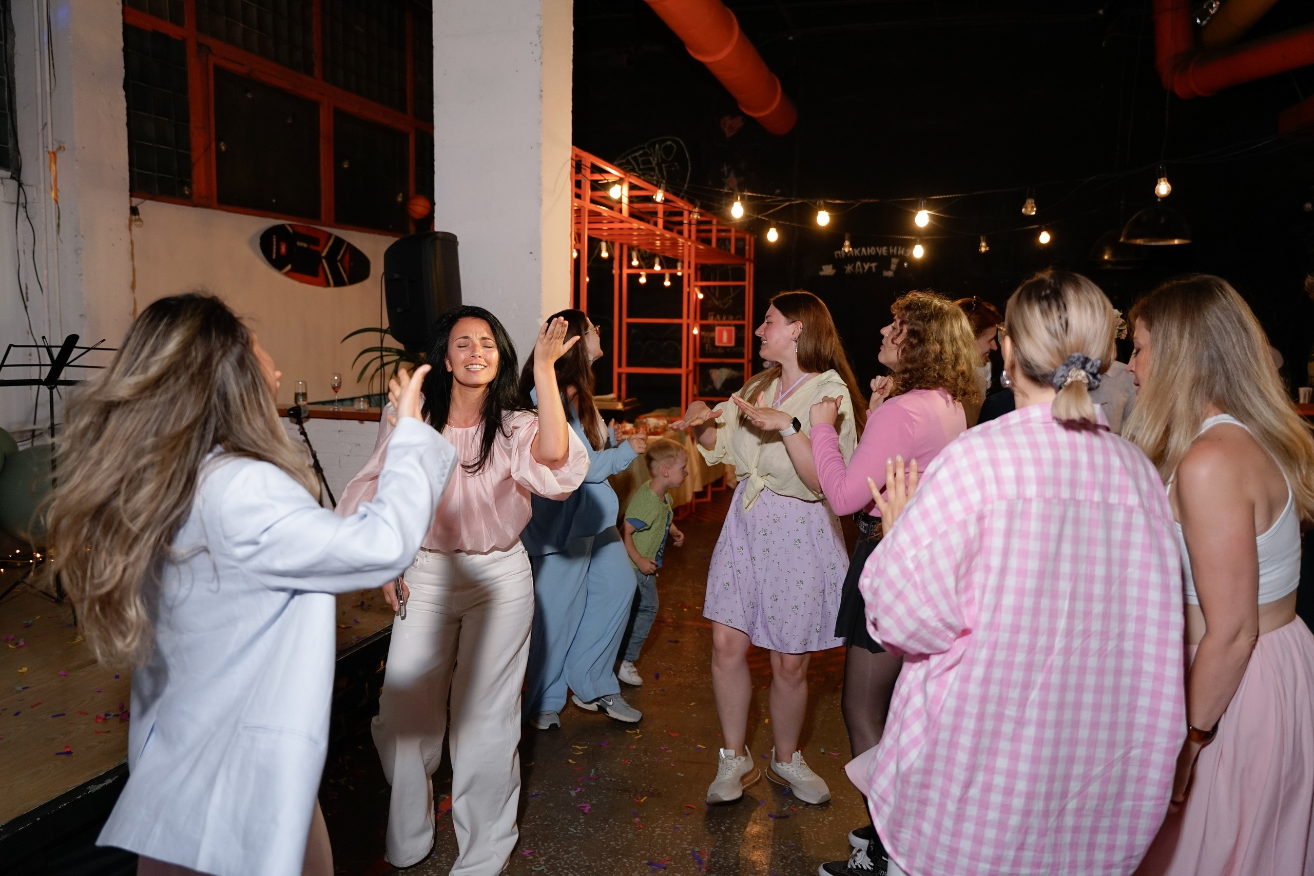 Репортажная съемка частной вечеринки в лофте