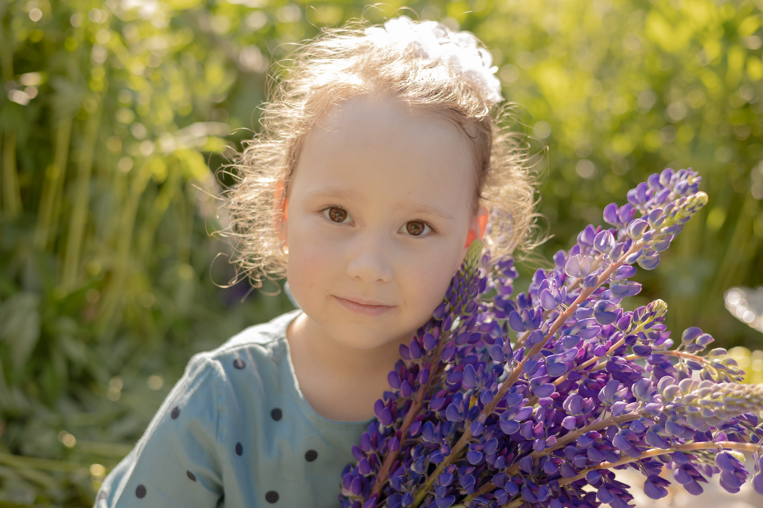 Девочка с букетом из люпин