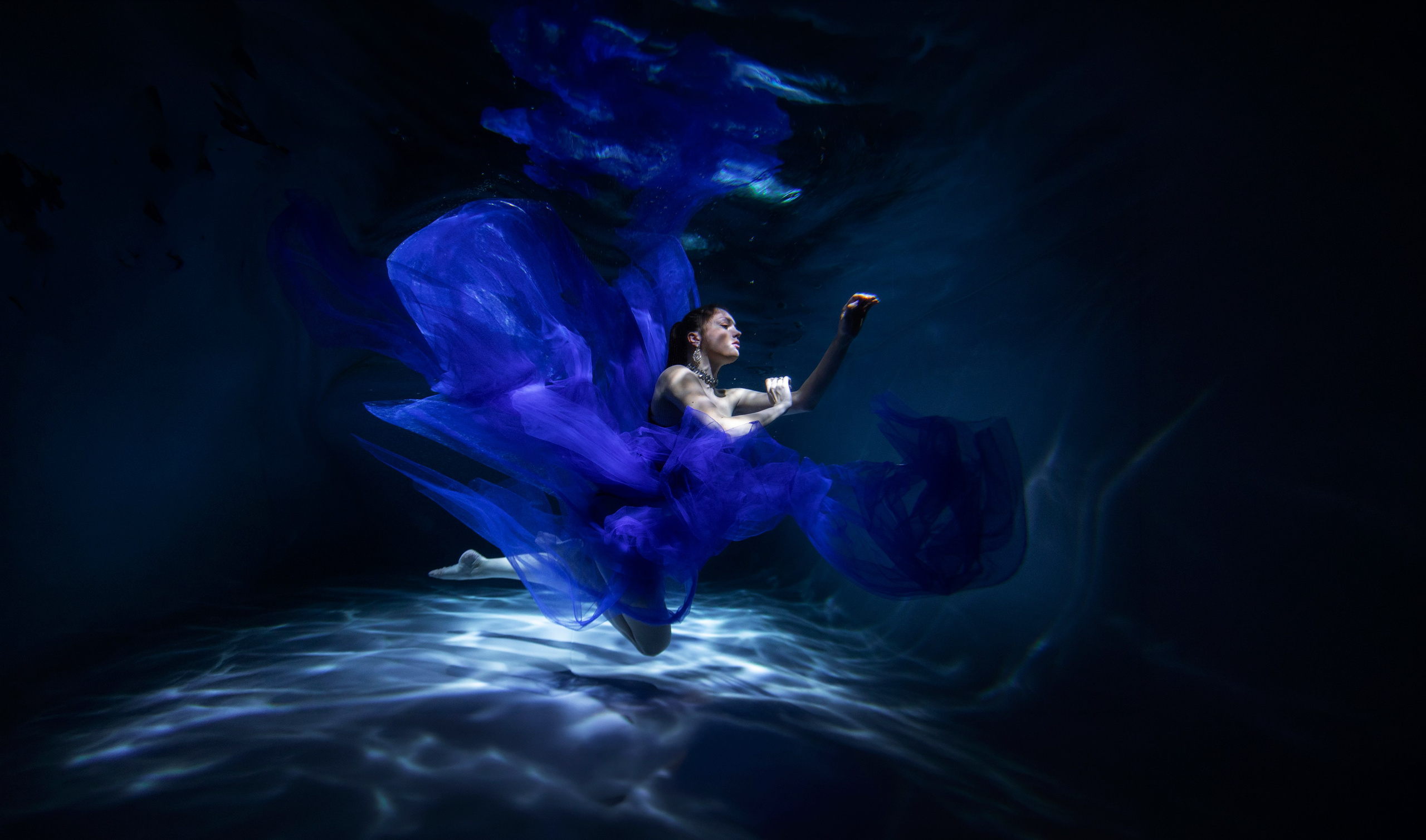 Подводная съемка девушки в студии Nemo, динамичная ткань и мягкий свет в воде