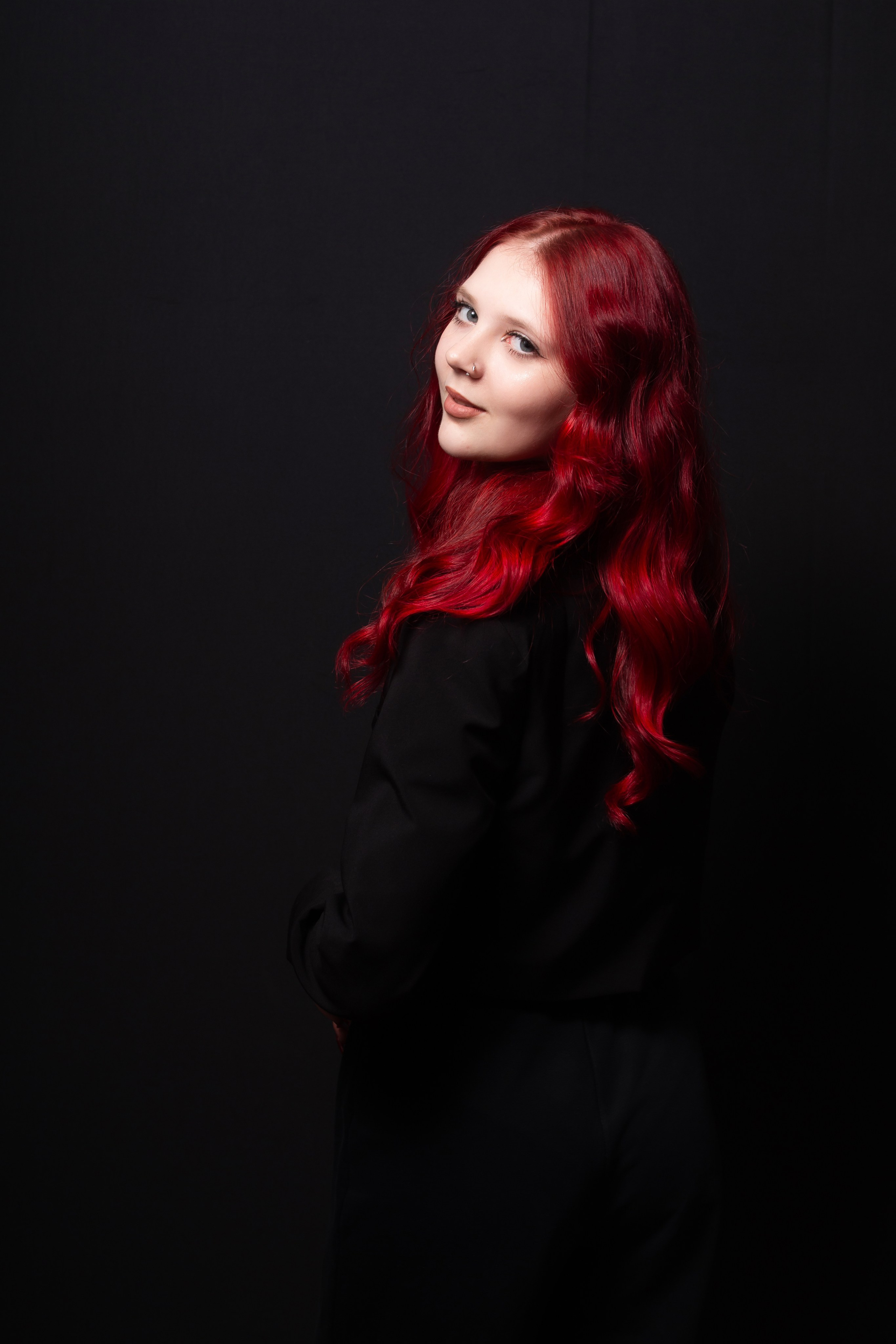 Портретная фотосессия для учеников 9 класса на чёрном фоне | Школьный фотограф Николай Богатырёв | Твой альбом / Твои правила. ТВОЙ АЛЬБОМ / ТВОИ ПРАВИЛА