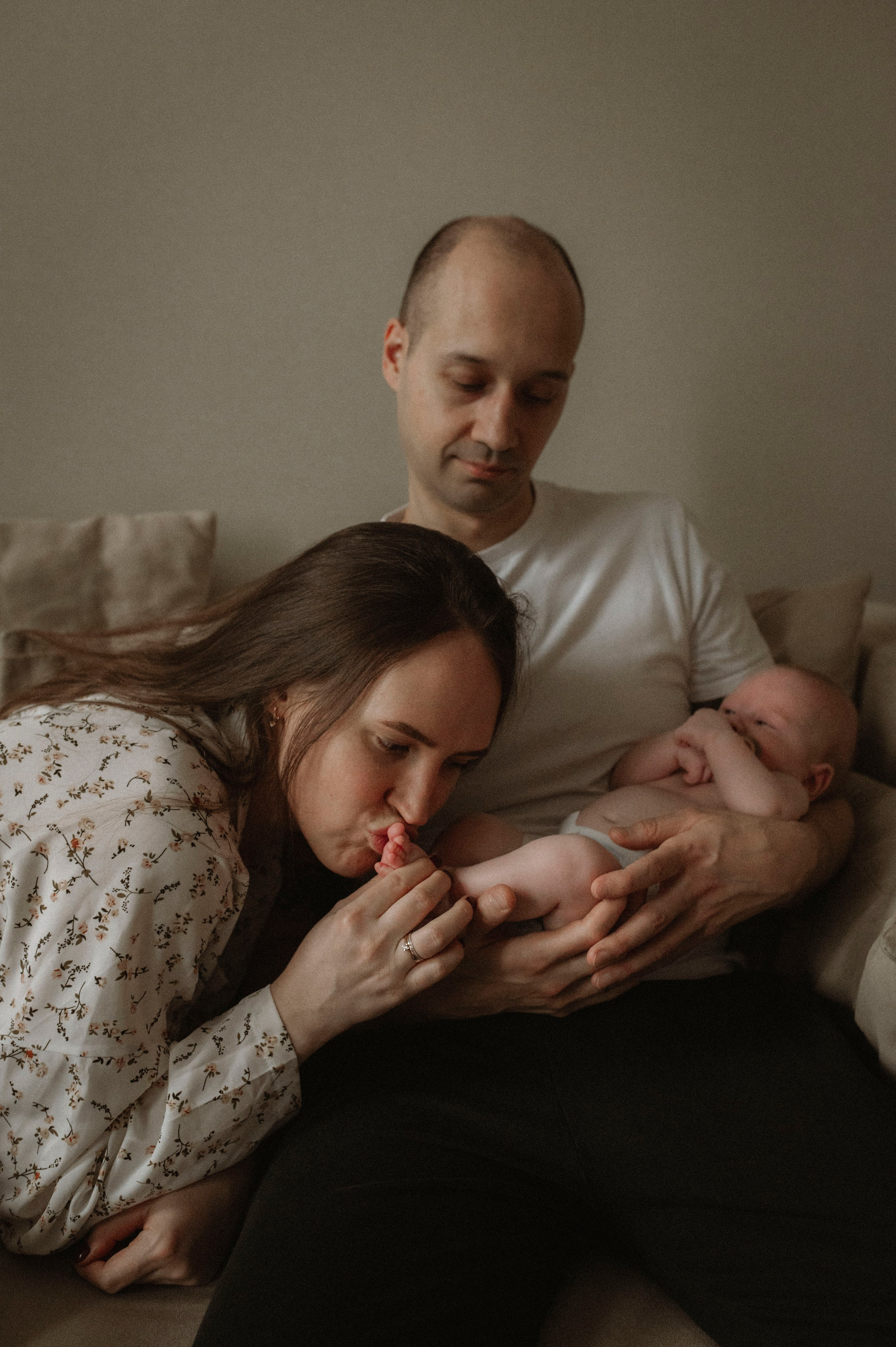 Семейная домашняя фотосессия. Профессиональный фотограф беременности в СПБ. Стильные фотосессии беременности в стиле минимализм и классическая фотография