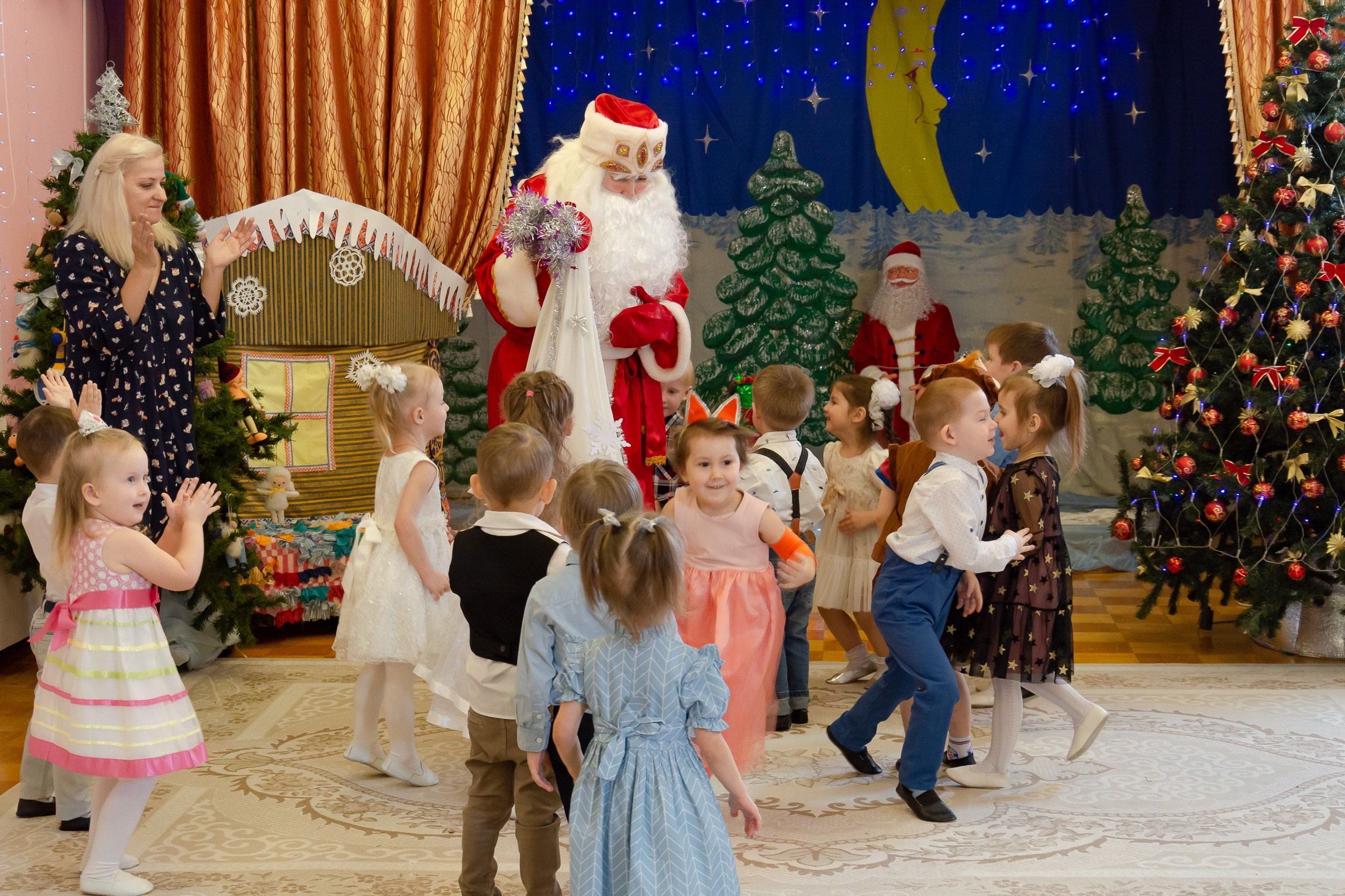Дети на новогоднем утреннике 