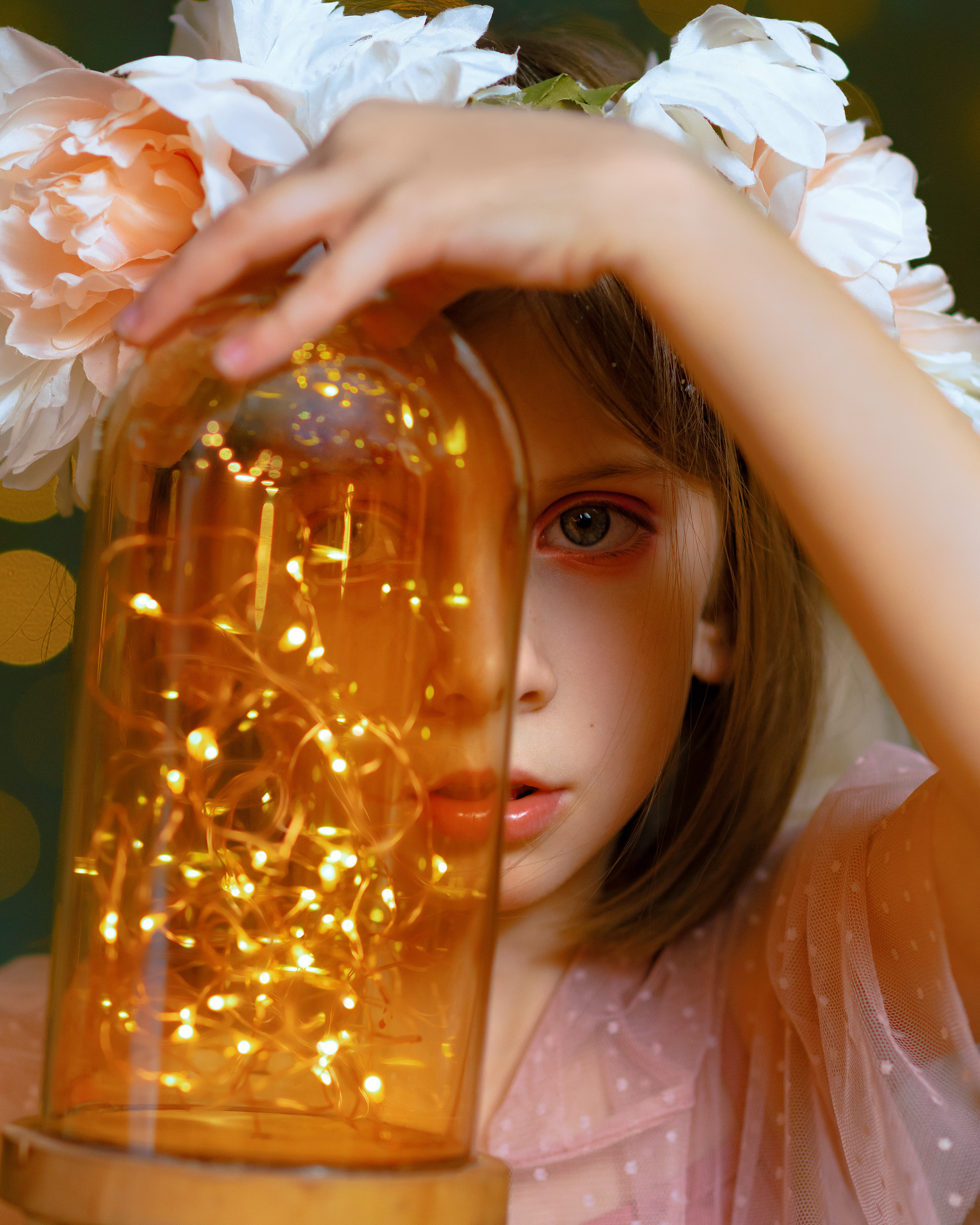 Крупный портрет девочки в сказочном образе с венком на голове и банкой светлячков в руках