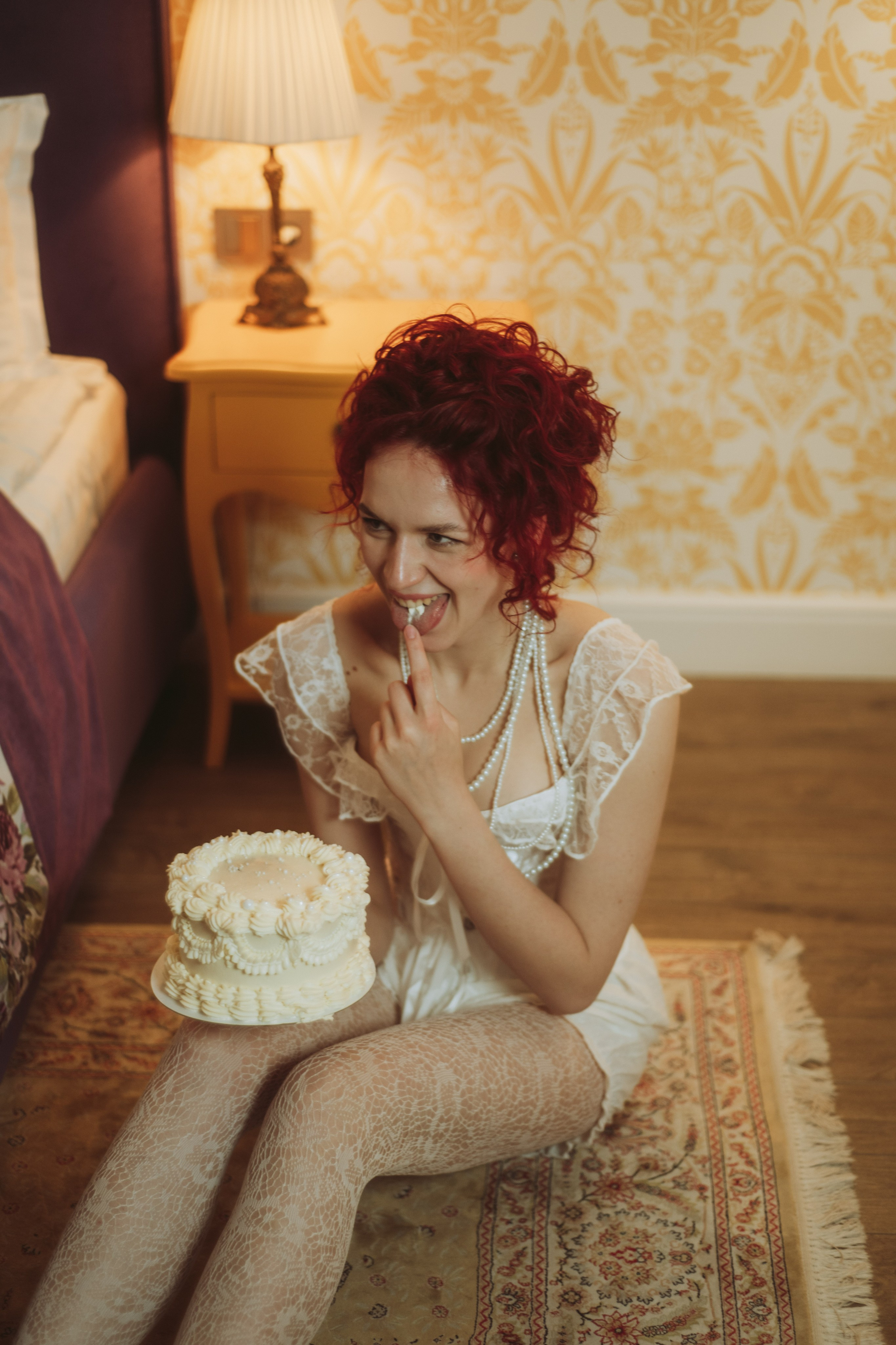 Свадебный торт и угощения на свадебном банкетном столе в Анапе: нарядные блюда и декор