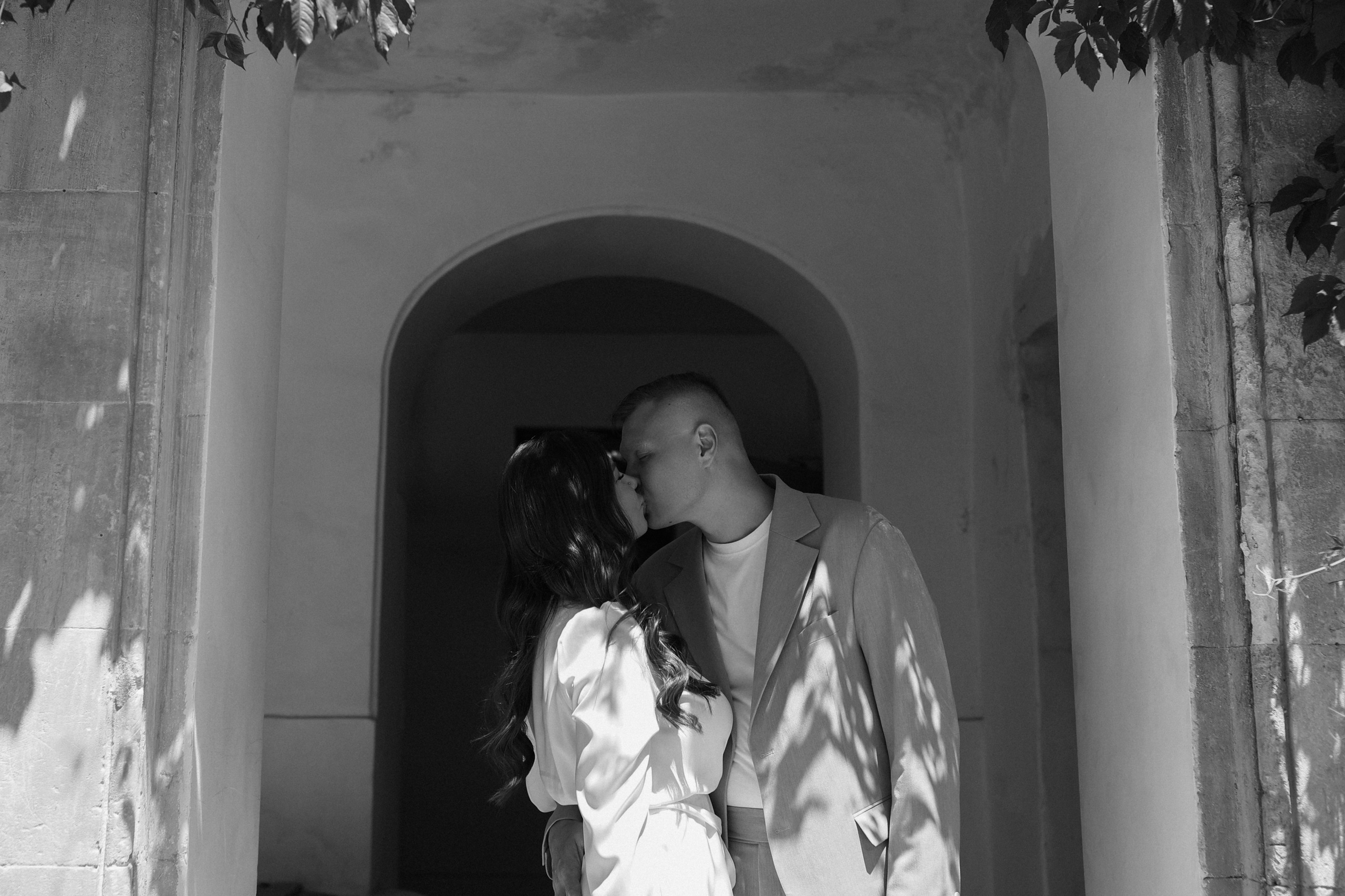 Роспись и прогулка в старом Херсонесе. Фотограф в Севастополе и Крыму Артем Волобуев