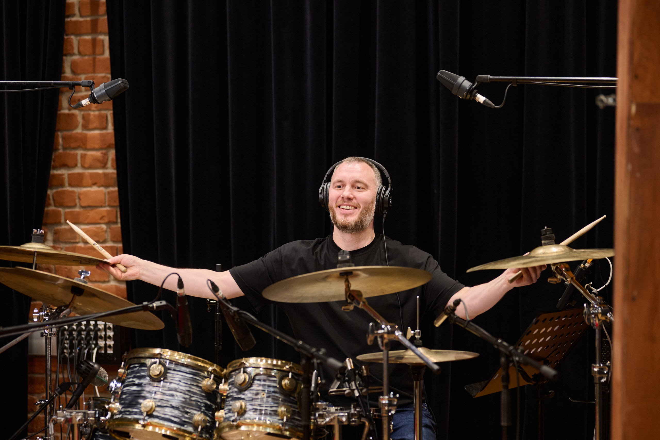 Запись трека для SQC Club Russia в студии Dobrolet. Профессиональная репортажная фотосъёмка мероприятий в Санкт-Петербурге