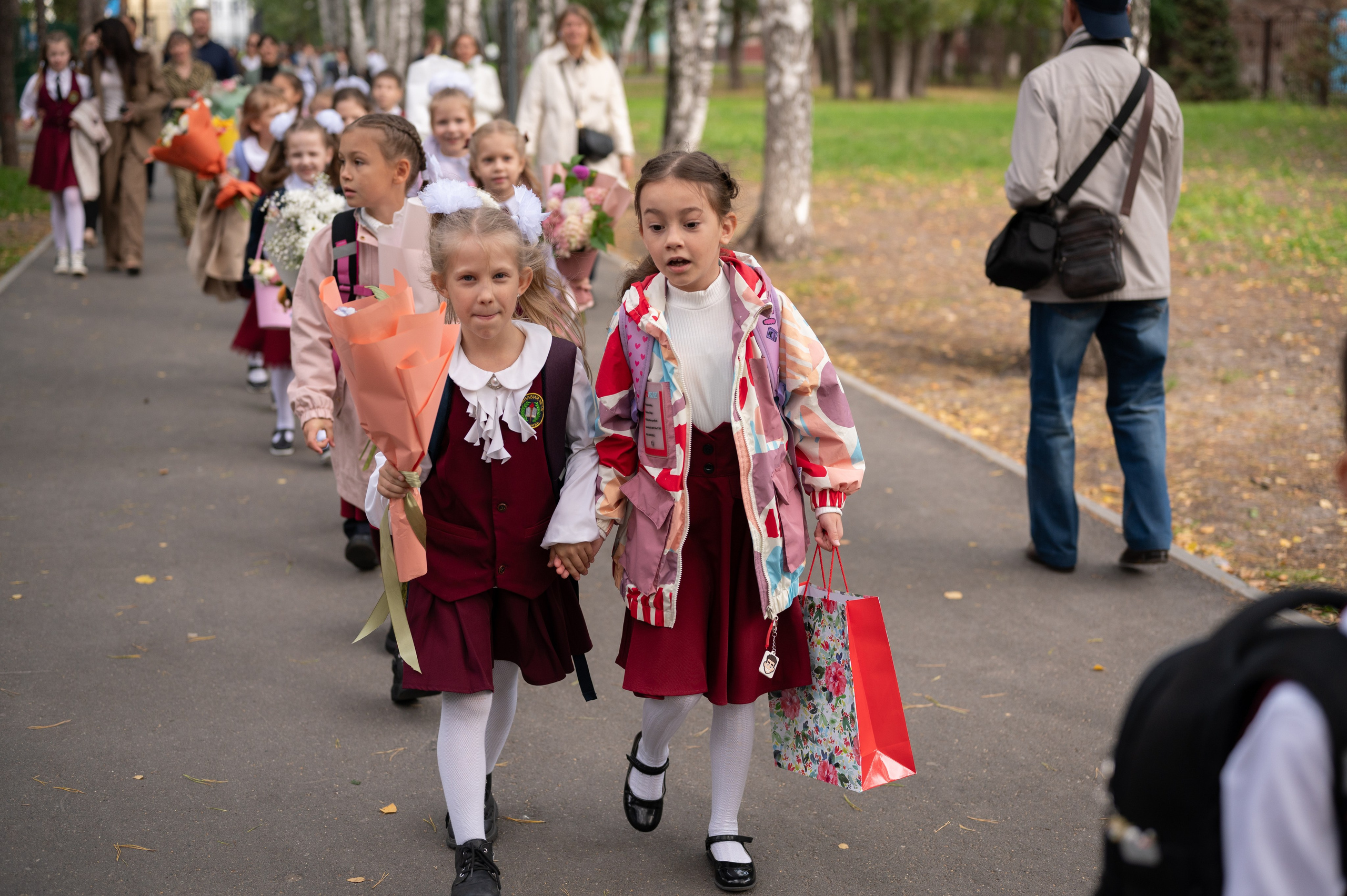 1 сентября 16 гимназия 2 класс (линейка + в классе+ на улице). Фотограф новорожденных, семейный детский в Тюмени Татьяна Морозова