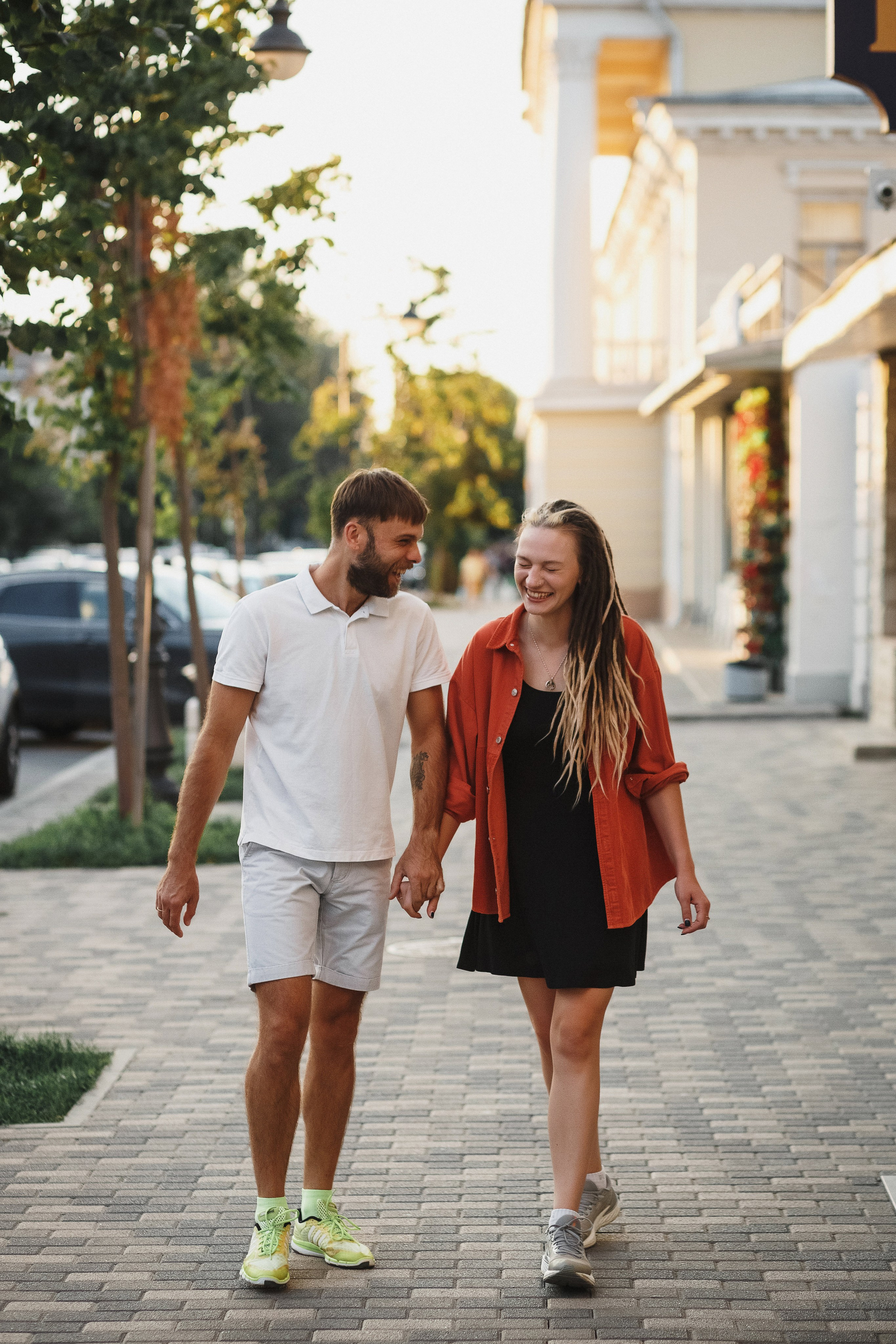 Фотосессия на Октябрьской площади Таганрога: История любви Глеба и Ани в центре города. Свадебный и семейный фотограф в Таганроге Бакарюк Антон