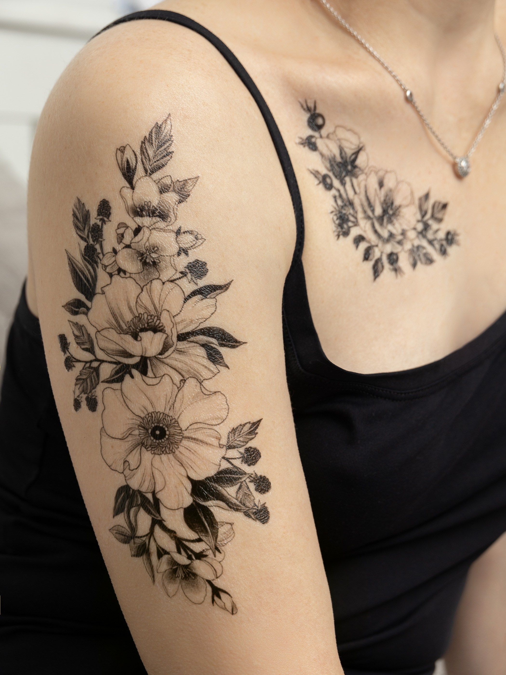 Тату нежные цветы на плече | Контент для соцсетей