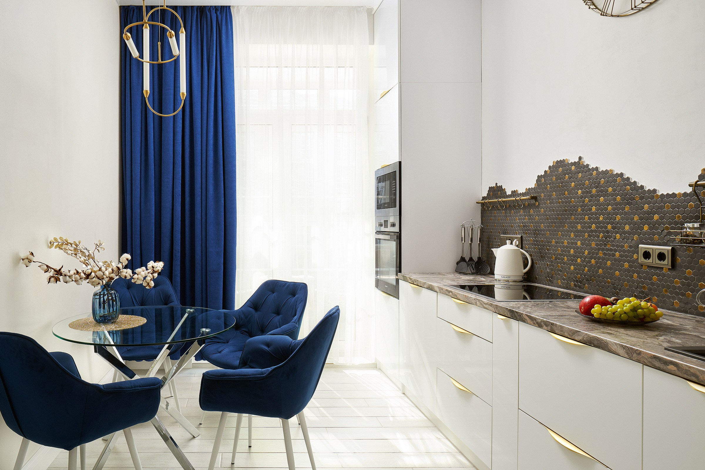 Светлая кухня с синими стульями и шторами