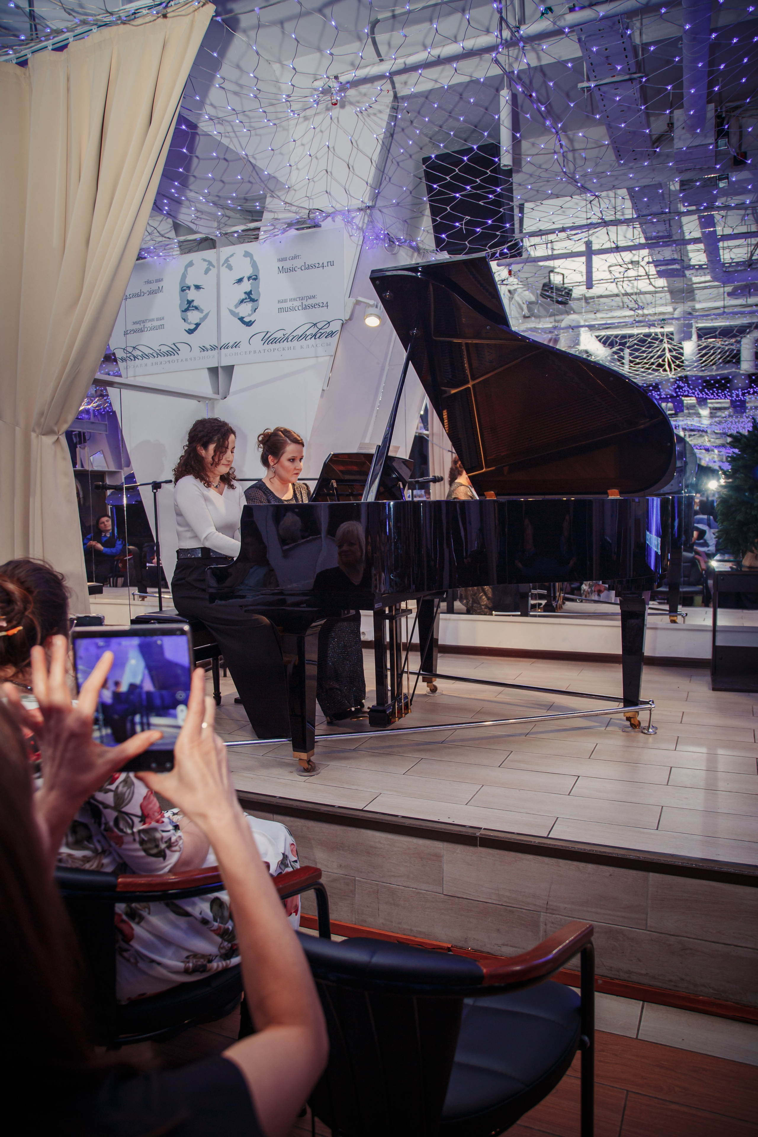 Репортажная съёмка Рождественского музыкального вечера в Москве, Музыкальное выступление на рождественском вечере — фотограф на мероприятие, Гости мероприятия на Рождественском музыкальном вечере — репортажная съёмка, Декор и атмосфера Рождественского музыкального вечера — фотограф в Москве, Сцена и исполнители на Рождественском музыкальном вечере — съёмка мероприятия, Катерина Сысуева, Рина Сысуева, rina_sphoto