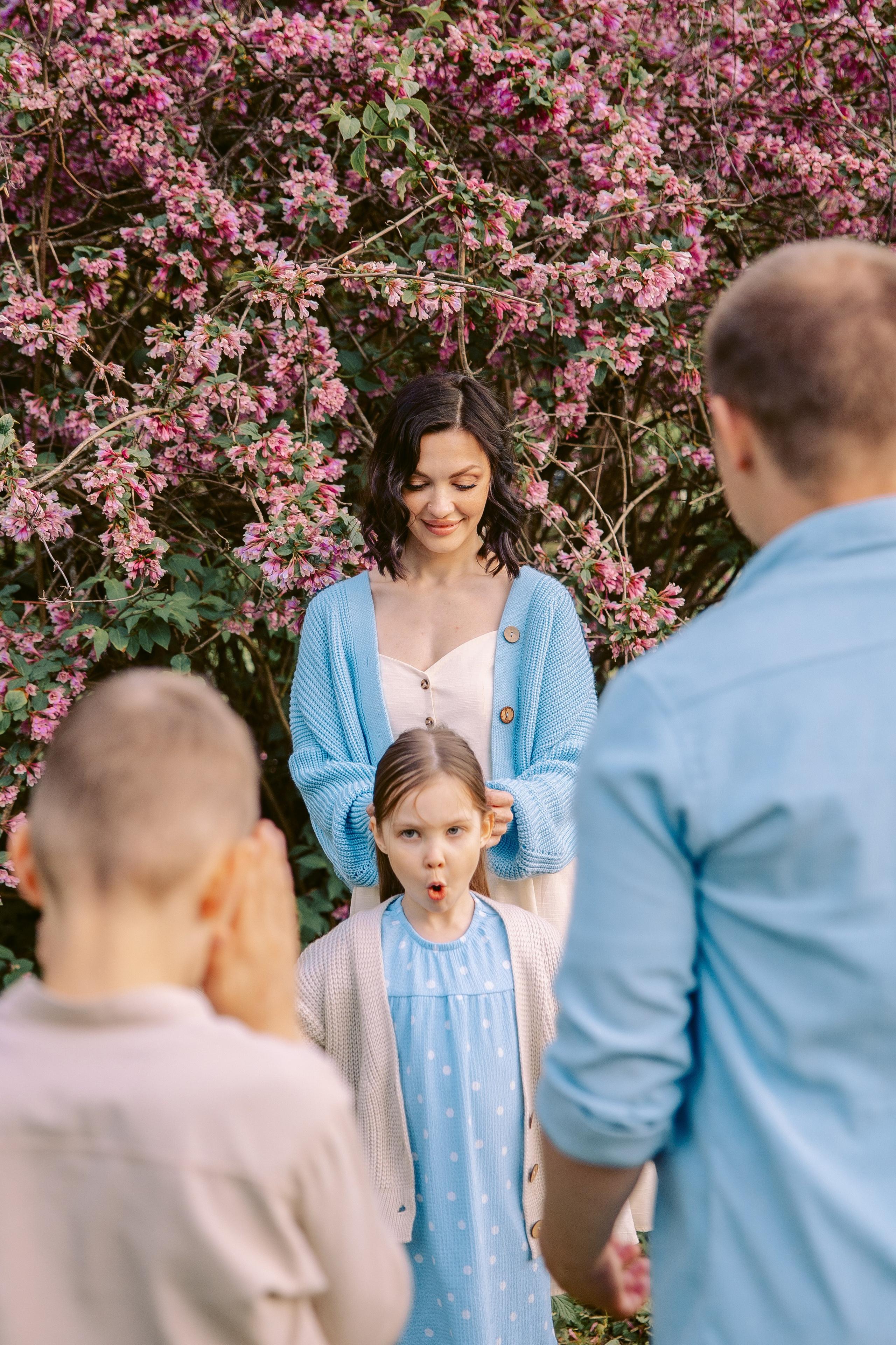 семья играет в прятки 