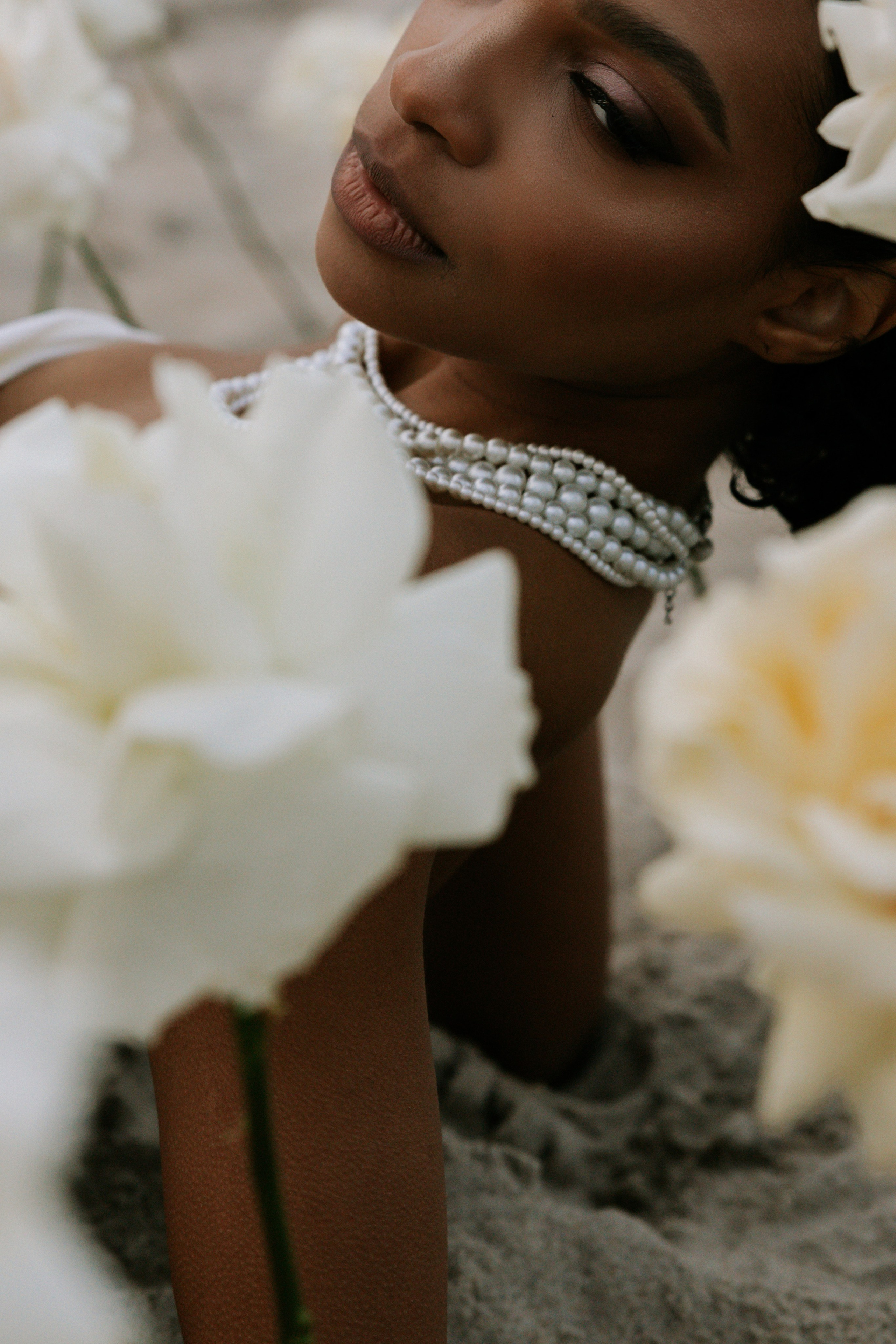 Выездная регистрация на море с белыми розами. Свадебный фотограф Калининград