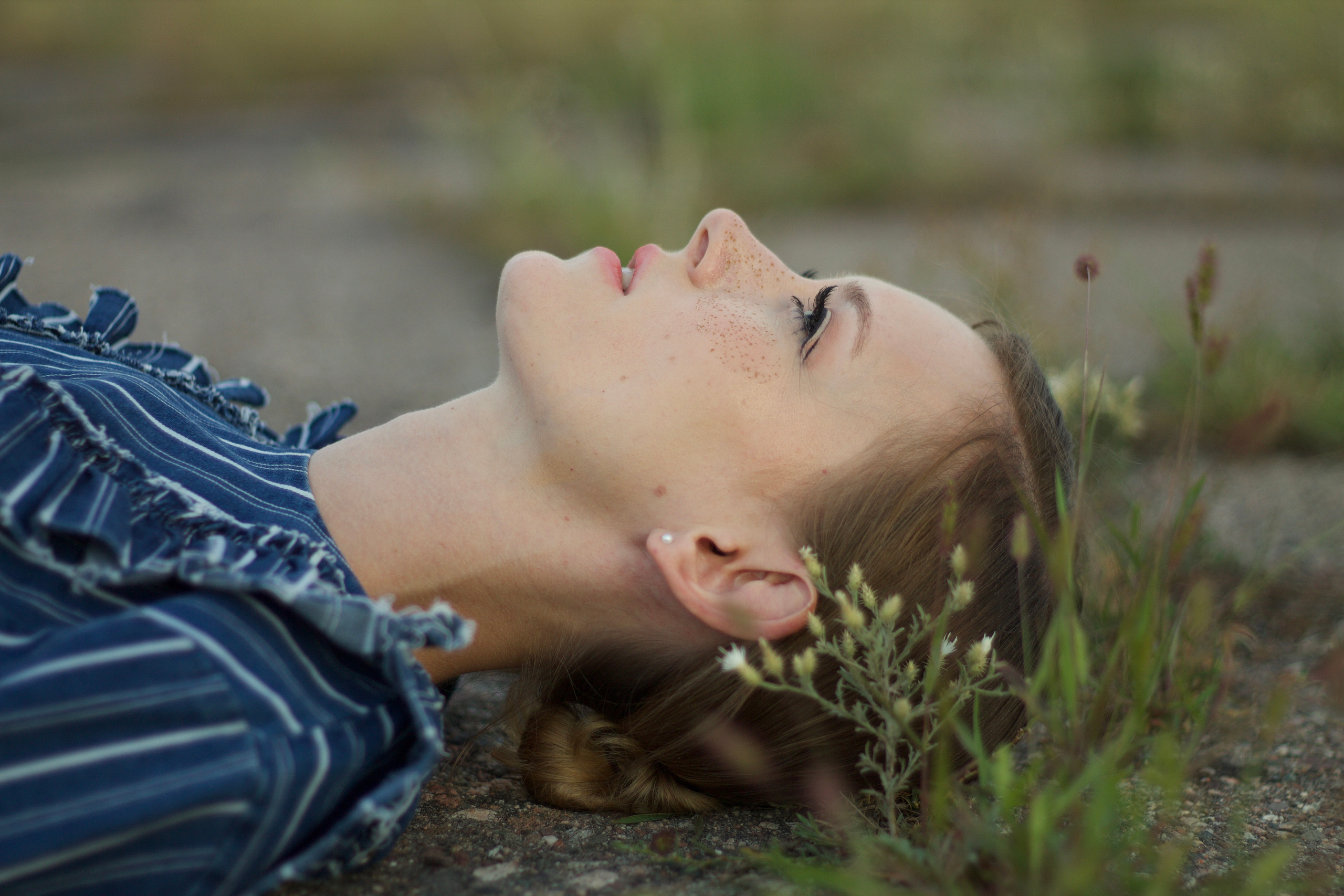  Woman like Twiggy laying on the road 