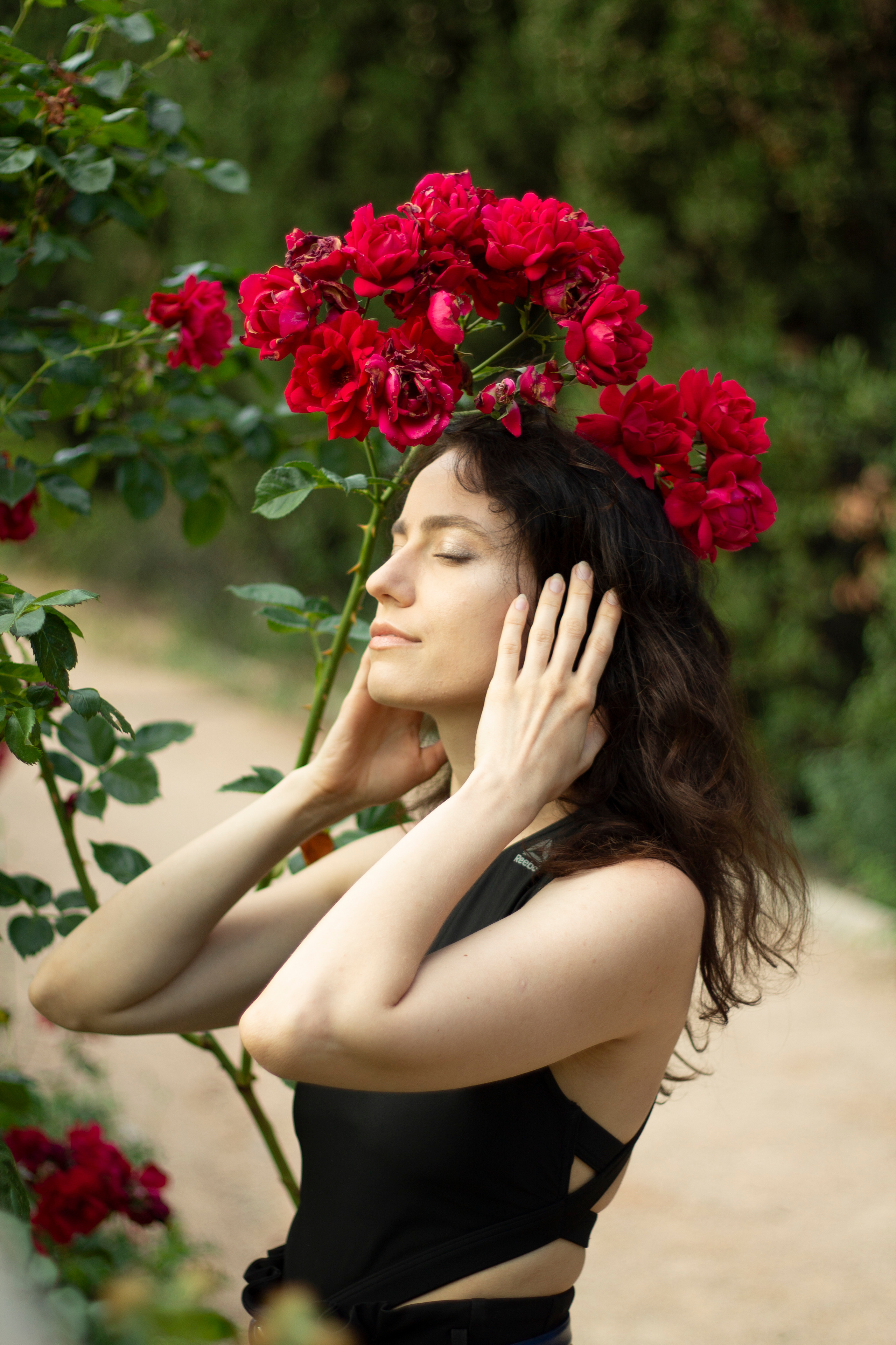 Portrait of woman with the red roses