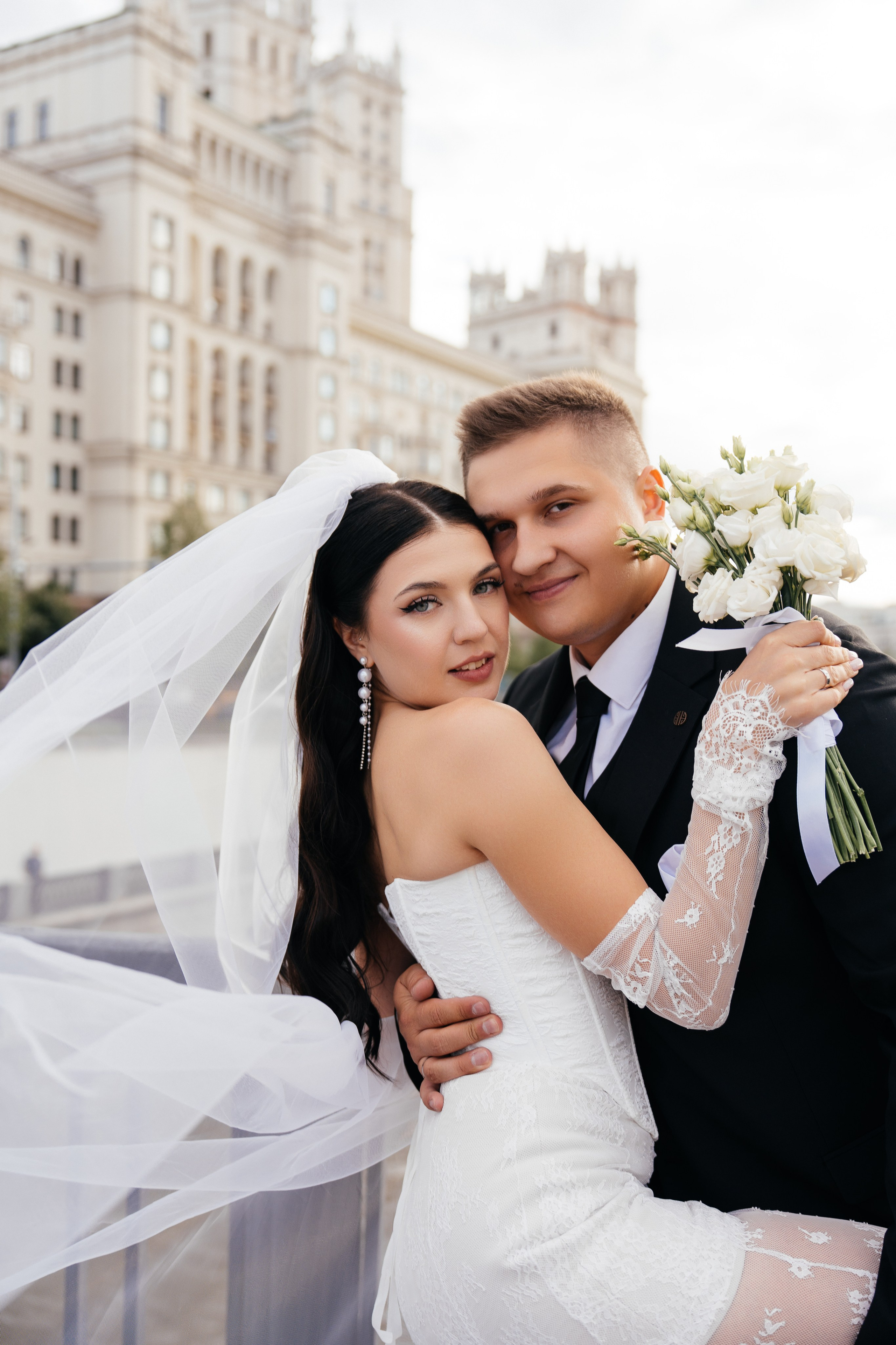 Свадебная фотосессия в Москве у высотки на Котельнической набережной. Свадебный фотограф в Москве Анна Полушина