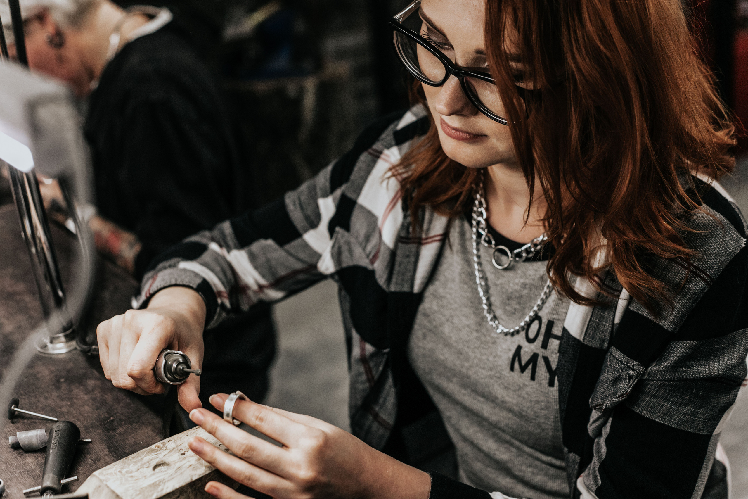 Лавстори перед свадьбой в ювелирной мастерской. Свадебный фотограф в Москве Элина Ларченкова. Фото, которые цепляют