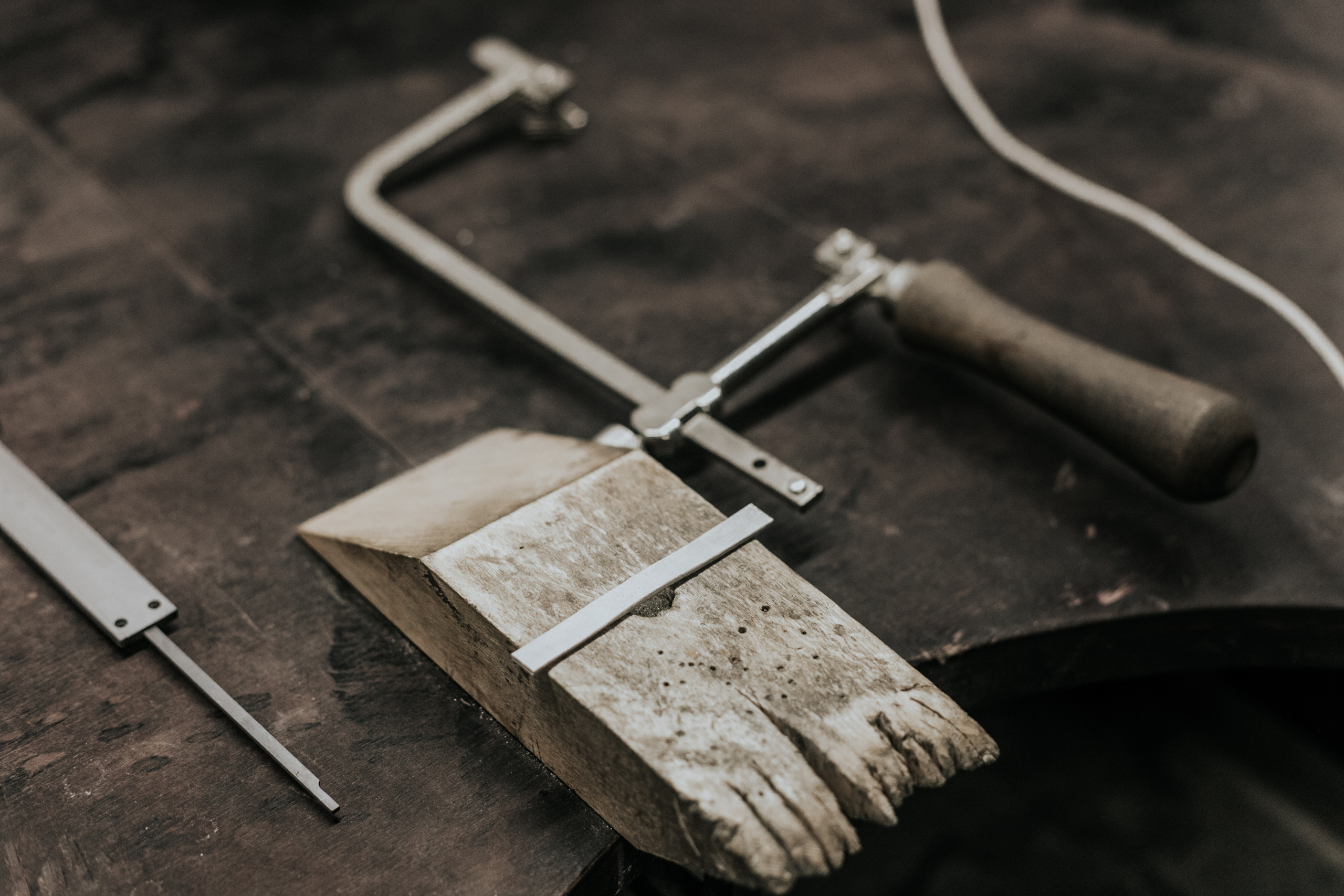 Лавстори перед свадьбой в ювелирной мастерской. Свадебный фотограф в Москве Элина Ларченкова. Фото, которые цепляют