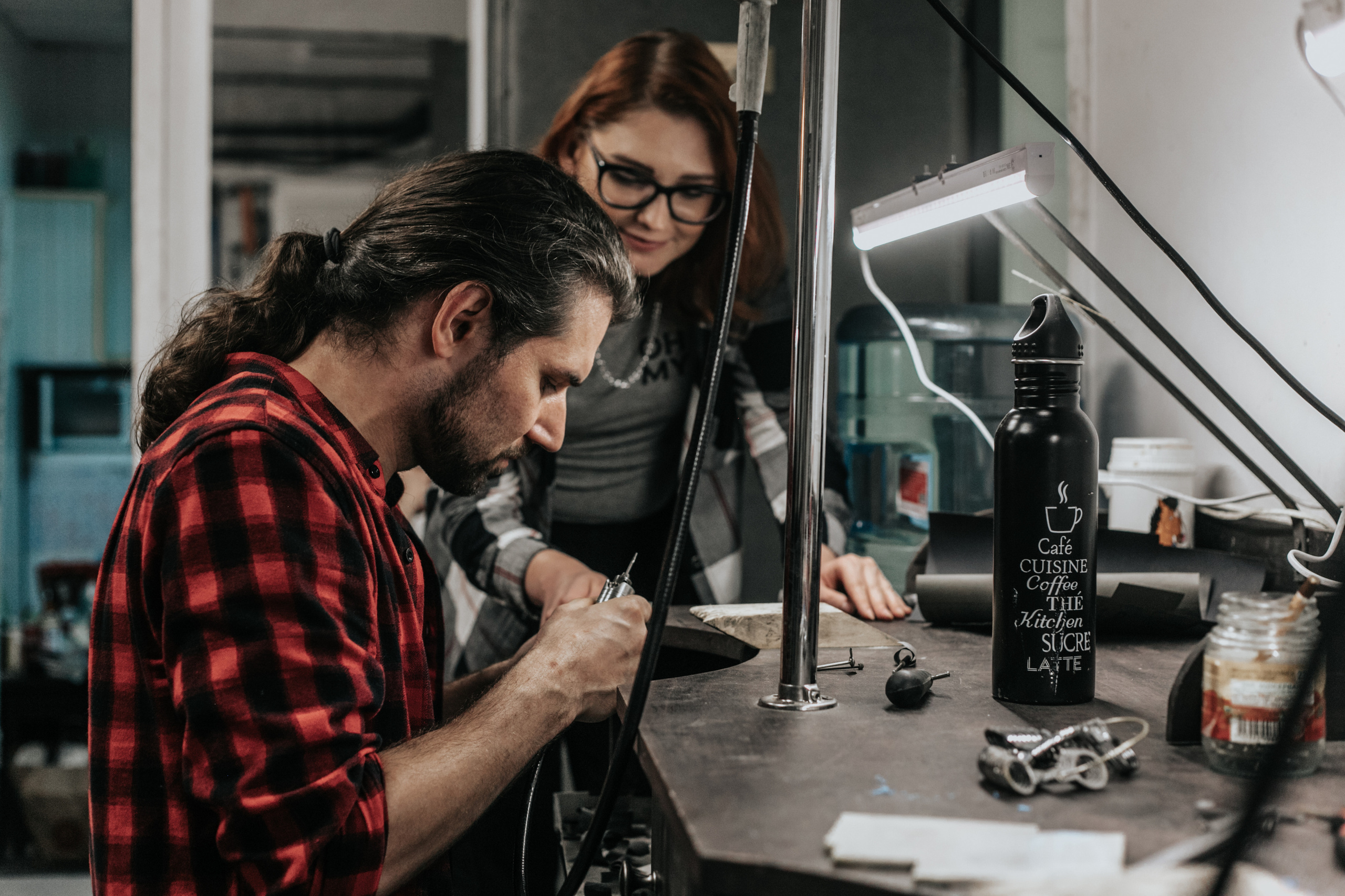 Лавстори перед свадьбой в ювелирной мастерской. Свадебный фотограф в Москве Элина Ларченкова. Фото, которые цепляют