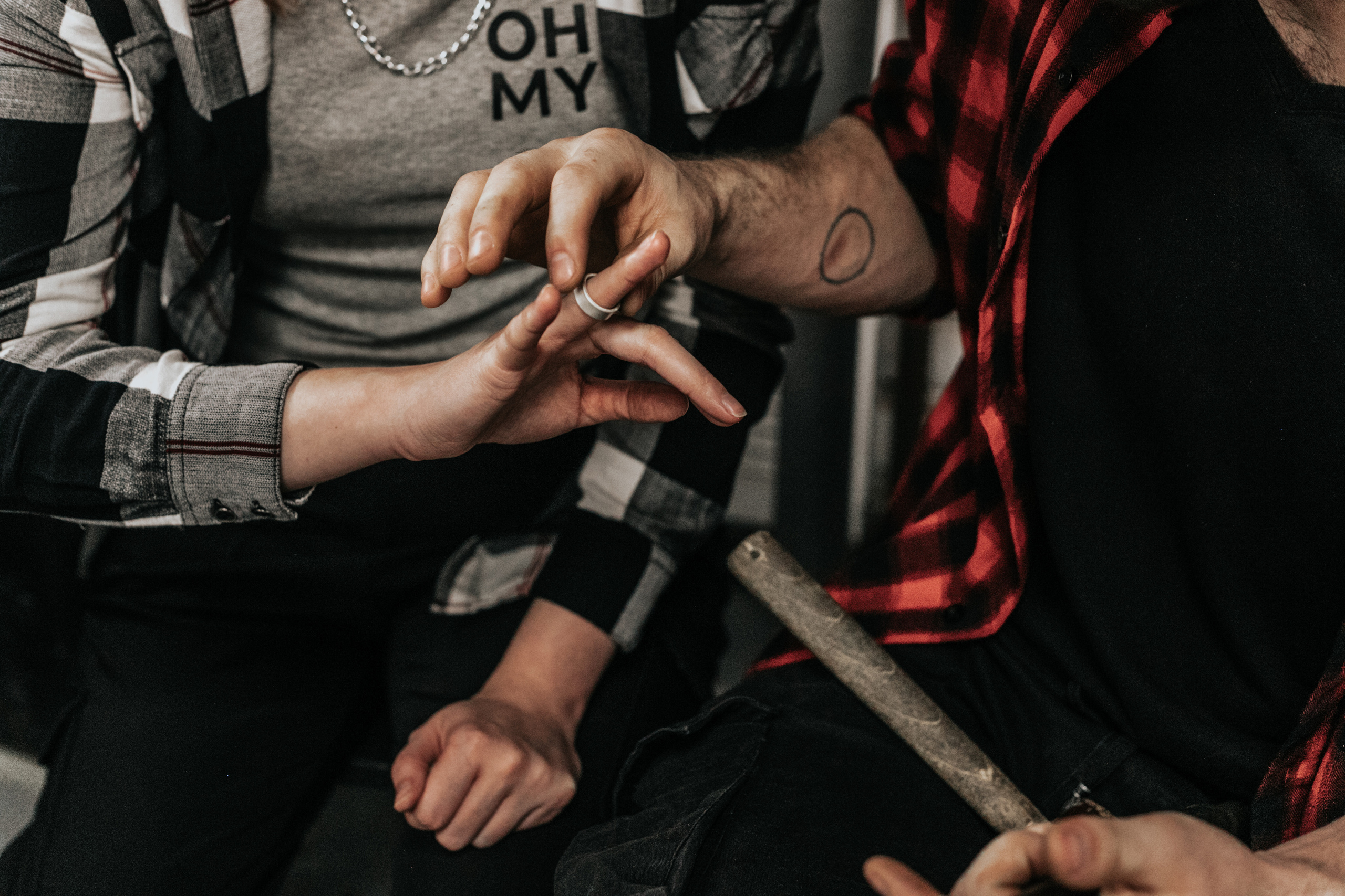 Лавстори перед свадьбой в ювелирной мастерской. Свадебный фотограф в Москве Элина Ларченкова. Фото, которые цепляют