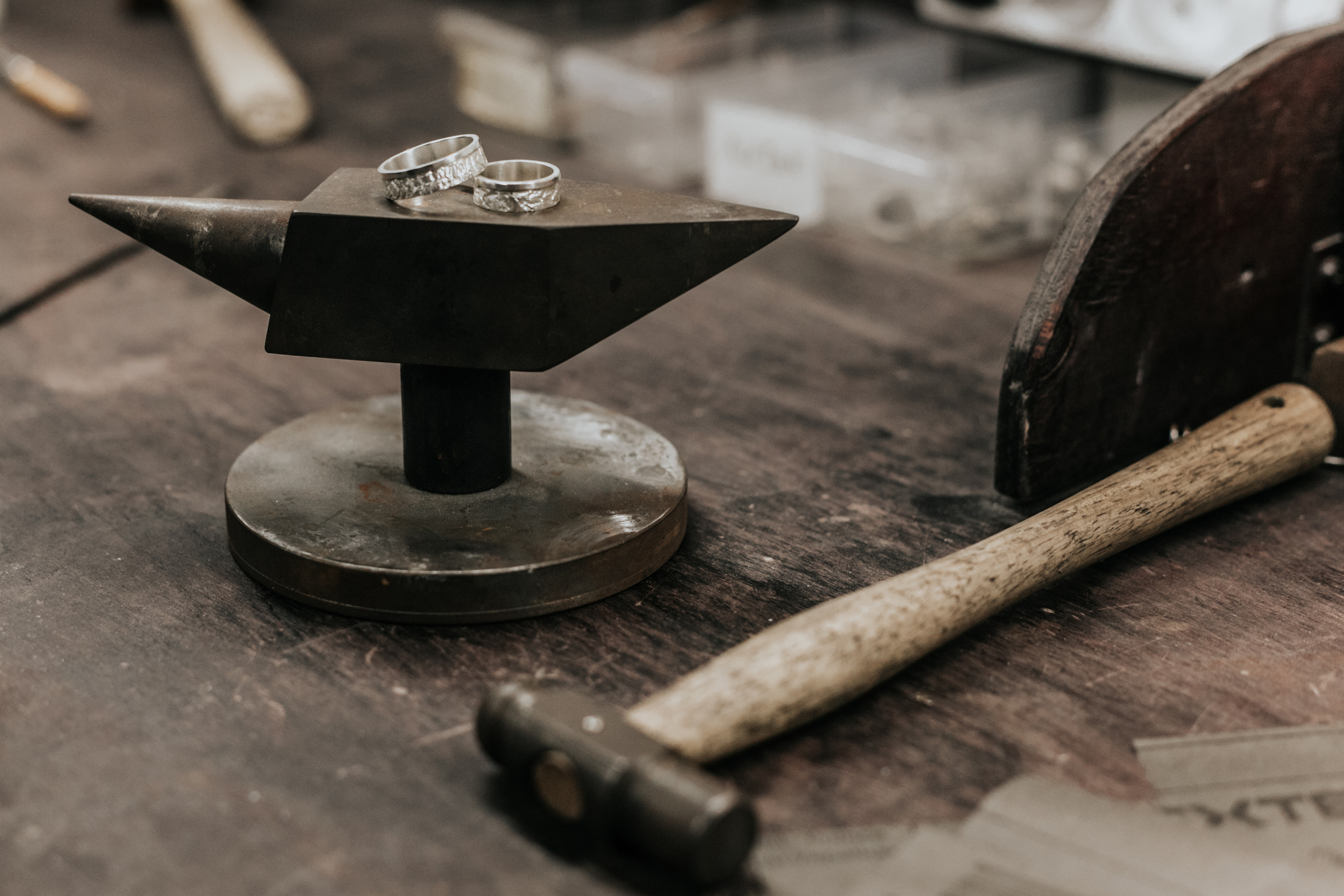 Лавстори перед свадьбой в ювелирной мастерской. Свадебный фотограф в Москве Элина Ларченкова. Фото, которые цепляют