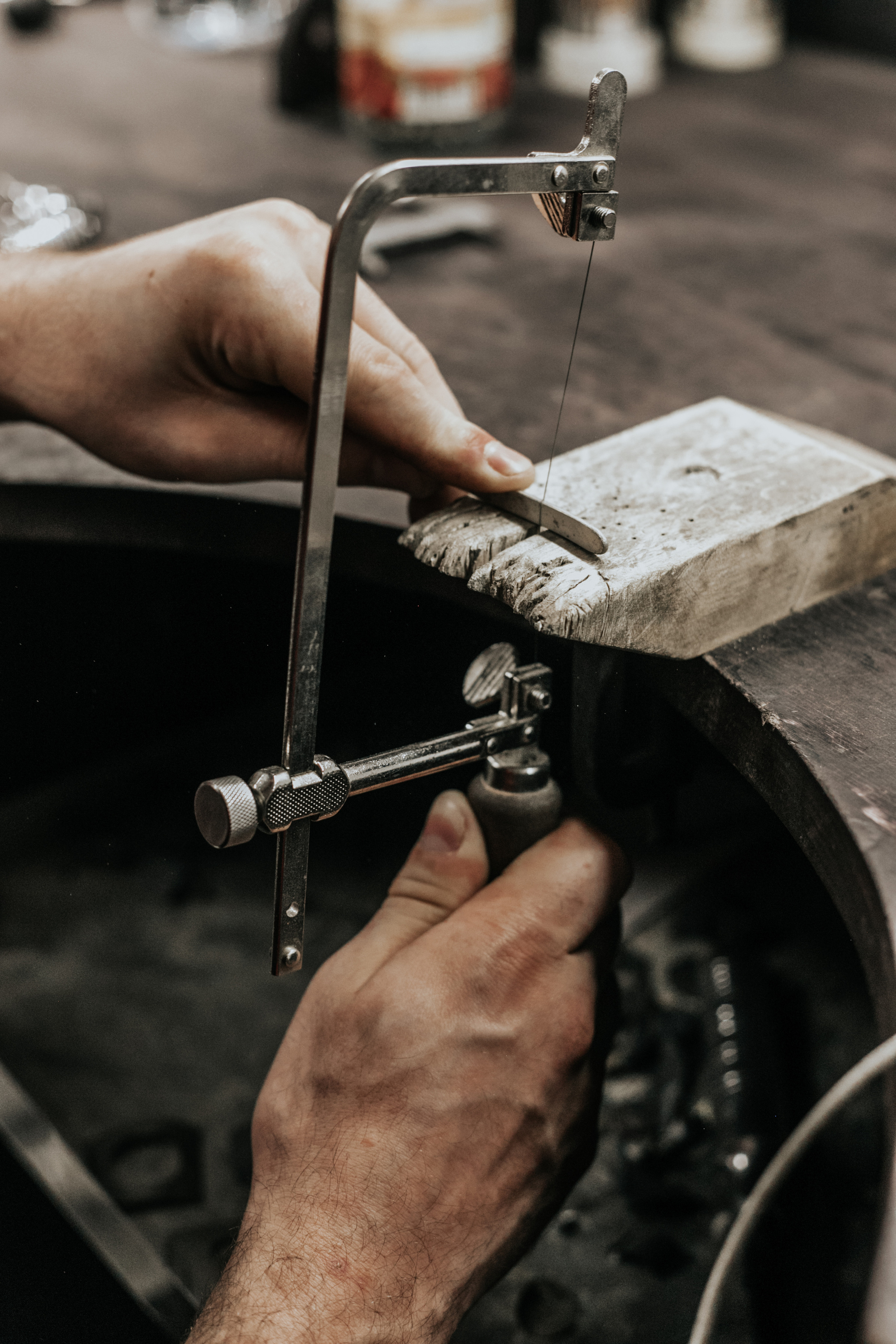 Лавстори перед свадьбой в ювелирной мастерской. Свадебный фотограф в Москве Элина Ларченкова. Фото, которые цепляют