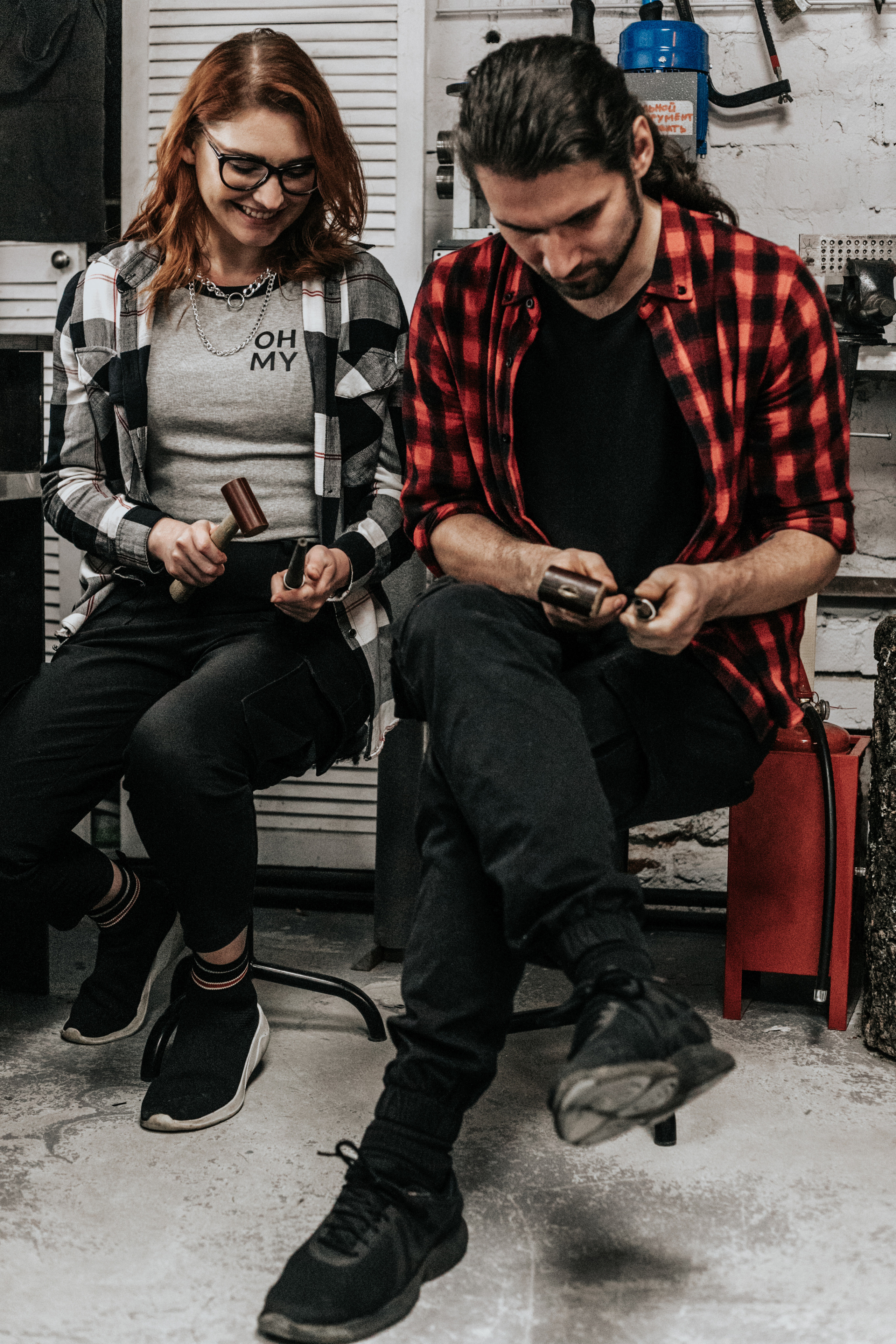 Лавстори перед свадьбой в ювелирной мастерской. Свадебный фотограф в Москве Элина Ларченкова. Фото, которые цепляют