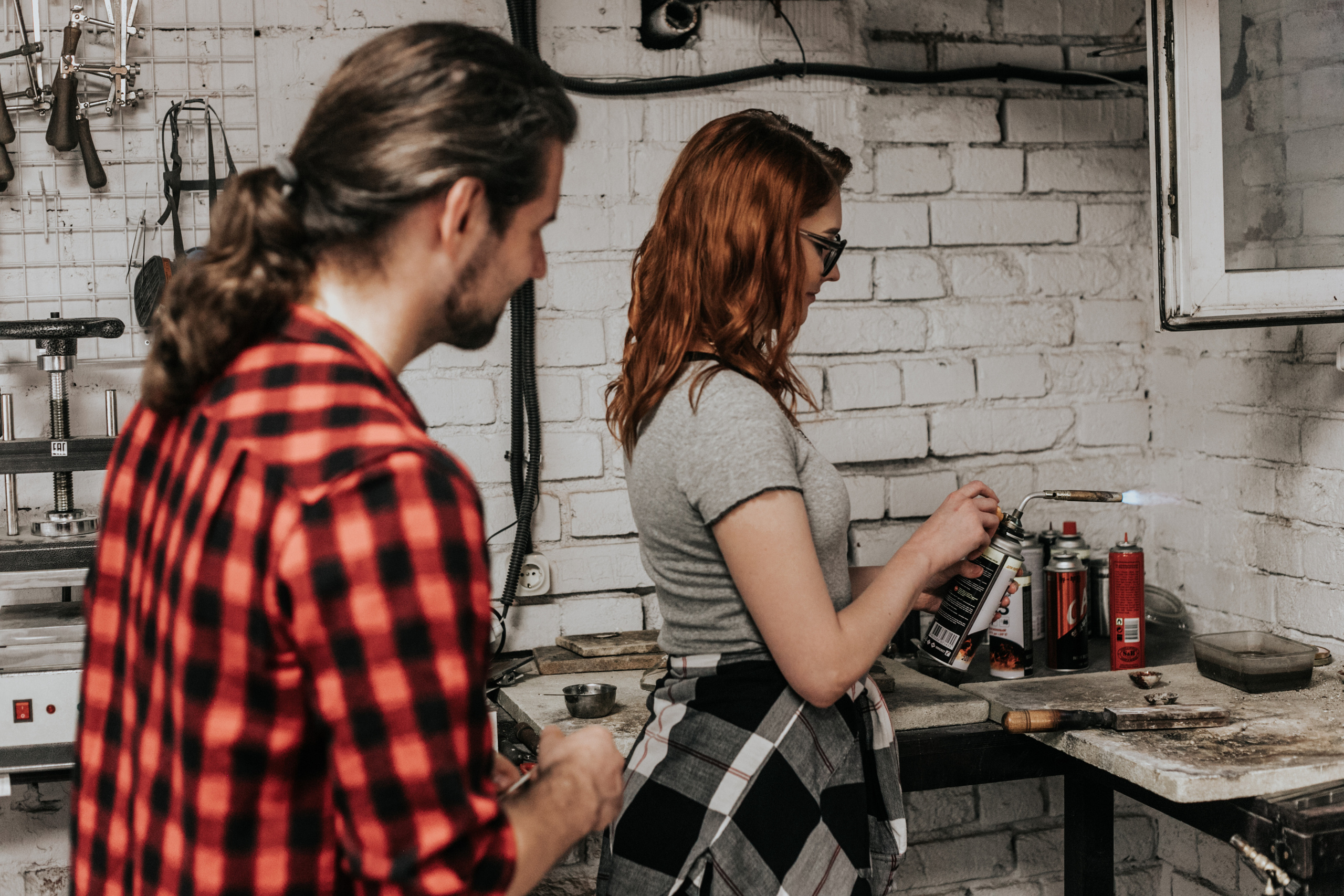 Лавстори перед свадьбой в ювелирной мастерской. Свадебный фотограф в Москве Элина Ларченкова. Фото, которые цепляют